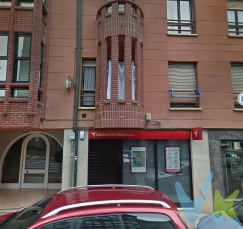 Amplio local comercial en venta en pleno centro de Cabezón de la Sal.Se vende local comercial situado en la Calle Matilde de la Torre, a pie de calle, en una ubicación céntrica y con muy buenas comunicaciones, a escasos minutos de todos los servicios y del centro de la localidad.El inmueble cuenta con 87 m² útiles, ofreciendo un espacio versátil y con múltiples posibilidades para emprender cualquier tipo de negocio, despacho profesional, comercio o inversión.Su excelente ubicación y fácil acceso lo convierten en una oportunidad ideal tanto para quienes buscan abrir su propio negocio como para inversores que quieran apostar por una zona con actividad y paso de gente.Una oportunidad perfecta para dar forma a tu proyecto en una de las mejores zonas de Cabezón de la Sal.Gastos e Impuestos no incluidos en el precio. Compra sujeta a ITP. El comprador se hará cargo de los costes de la escritura e inscripción en el Registro de la Propiedad.Más información sobre transparencia, impuestos, gastos y condiciones de compraventa en nuestra web www.activanorte.com