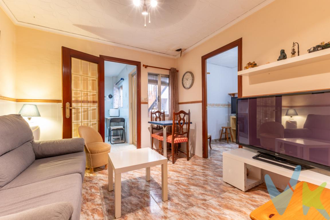 Casa con gran terraza a tan solo 350 metros de la playa de Puerto de Sagunto.Si buscas una vivienda cerca del mar, esta fantástica casa es una oportunidad que no puedes dejar escapar.Situada en Puerto de Sagunto, a tan solo 350 metros de la playa, podrás disfrutar del paseo marítimo, sus restaurantes, cafeterías, zonas de ocio y todos los servicios sin necesidad de utilizar el coche.La vivienda destaca por su cómoda distribución y sus amplios espacios exteriores.Dispone de un acogedor salón-comedor, cocina independiente con acceso a una práctica galería, 3 habitaciones, 1 baño completo y se entrega semiamueblada, lista para entrar a vivir o adaptarla a tu gusto.Uno de sus mayores atractivos es su magnífica terraza privada de aproximadamente 22 m², un espacio ideal para disfrutar del buen tiempo, organizar comidas con familiares y amigos o crear una agradable zona de relax.Además, cuenta con un patio de aproximadamente 6 m², perfecto como zona de lavandería o para múltiples usos.La vivienda dispone de suelo de gres, orientación Oeste/Este, que proporciona una excelente ventilación cruzada y una agradable luminosidad durante todo el día.También cuenta con trastero y ofrece vistas a la calle.Su excelente ubicación permite disfrutar de la playa a pocos minutos caminando, además de tener supermercados, comercios, colegios, transporte público y todos los servicios necesarios para el día a día muy cerca.Calificacion energetica: G.¡No dejes pasar esta oportunidad!.Contacta con Hogares del Puerto y ven a descubrir tu próximo hogar junto al Mediterráneo.Referencia: 4690.