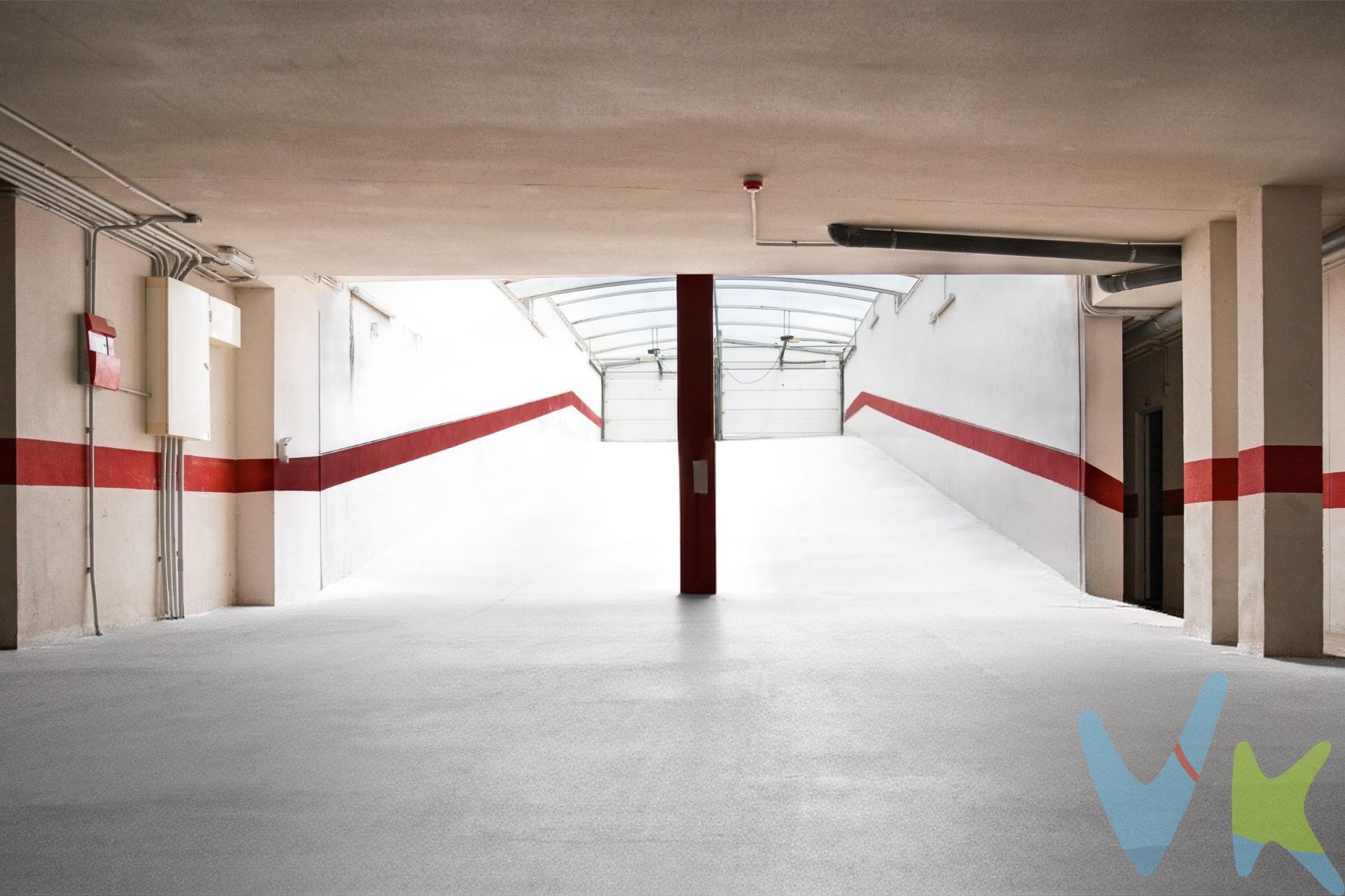 PLAZAS DE GARAJE EN VENTA GANDIA HILLS – DIFERENTES TIPOS DISPONIBLES. Se venden plazas de garaje en la promoción del residencial Gandia Hills, con distintas opciones disponibles según necesidades. Disponemos de:. ✅ Plazas de garaje simples. ✅ Plazas dobles. ✅ Garajes abiertos. ✅ Garajes cerrados tipo box. Todas las plazas cuentan con buen acceso, cómoda maniobrabilidad y entrada mediante puerta automática. Garaje cubierto y seguro, ideal tanto para residentes como para quienes buscan una inversión práctica en una zona con alta demanda de aparcamiento. Características:. Fácil acceso desde la calle. Rampas amplias. Buena maniobra. Distintas dimensiones disponibles. Ideal para coche, moto. Promoción de reciente construcción. Perfectas para olvidarse de los problemas de aparcamiento en Gandia y ganar comodidad y seguridad en el día a día. Consulta disponibilidad, medidas y precios sin compromiso. ¡IMPORTANTE!. El precio ofertado no incluye los gastos de la compraventa, impuestos, ni honorarios de la agencia inmobiliaria. Este texto tiene carácter publicitario y la información contenida puede estar sujeta a cambios. El texto puede contener errores. ¡Llámanos y solicita tu visita sin compromiso!
