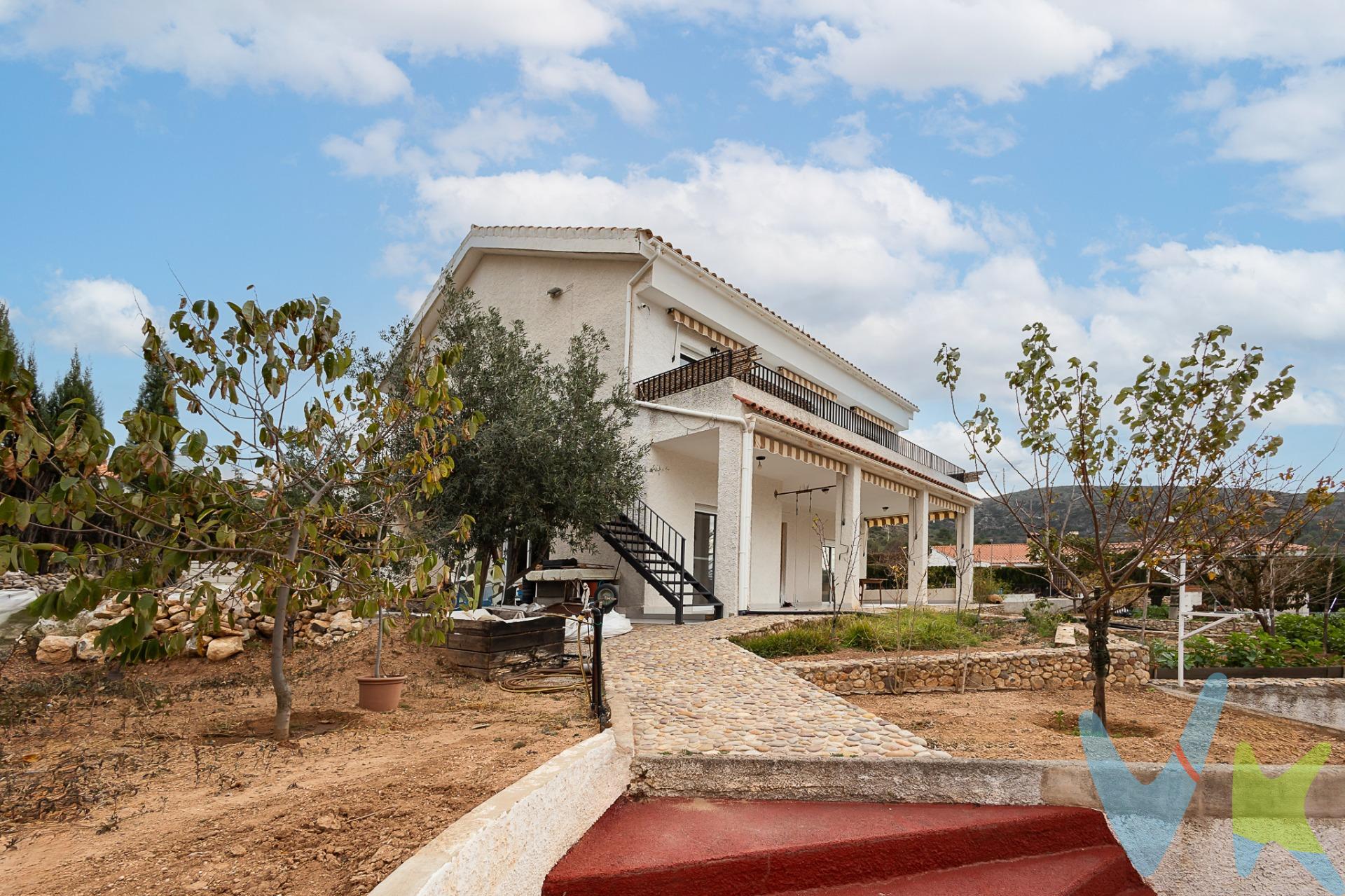 Descubra una propiedad única, ideal tanto para una residencia familiar como para oportunidades de alquiler vacacional. Este chalet, con algunas reformas inteligentes que incluyen una partición interna, ofrece versatilidad y comodidad en un entorno envidiable. Características Principales:. - Vivienda: 366 m² útiles distribuidos en dos plantas, planta sótano y desván. - Parcela: 1133 m² con jardín diversificado, área de barbacoa, canasta de baloncesto y espacio para mascotas. - Piscina: Espaciosa con 50 m² perfecta para disfrutar y relajarse. - Sistema de calefacción central para agua caliente, además sistema independiente en la cocina y baño de la planta baja. Distribución:. - Planta sótano: Garaje para dos vehículos, trastero para depósitos auxiliares de agua, cuarto despensa, dos habitaciones adicionales para almacenamiento, un aseo con ducha. - Planta Baja: Salón comedor, sala de estar, cocina con espacio comedor y baño con ducha. - Segunda Planta: 4 dormitorios con balcones y terraza común, dos baños completos, cocina, y acceso a una partición independiente ideal para invitados o alquiler vacacional. - Desván: Un dormitorio, dos trasteros y amplia terraza. Ubicación Privilegiada:. - Situado en una urbanización elevada con vistas panorámicas. - A solo 5 km de Castellón, 17 km de la playa y 26 km del aeropuerto. Este hogar es ideal para familias grandes o para quienes aman ser anfitriones, proporcionando amplios espacios para convivir, celebrar y crear recuerdos inolvidables. Acércate a la comodidad sin sacrificar la privacidad en una de las zonas más deseadas de la región. ¡No esperes más! Este es el momento para que encuentres el hogar que tu familia y tú se merecen. Contacta para más detalles o para programar una visita y comienza el camino hacia la vida que sueñas. . La descripción del presente inmueble e imágenes tienen mero carácter informativo y en ningún caso carácter contractual, pudiendo ser modificados por la inmobiliaria comercializadora sin que ello implique responsabilidad alguna frente a terceros. En el precio de venta a público, esta propiedad NO incluye los gastos de adquisición ( Notario, registro. gestión, honorarios, etc..). . 