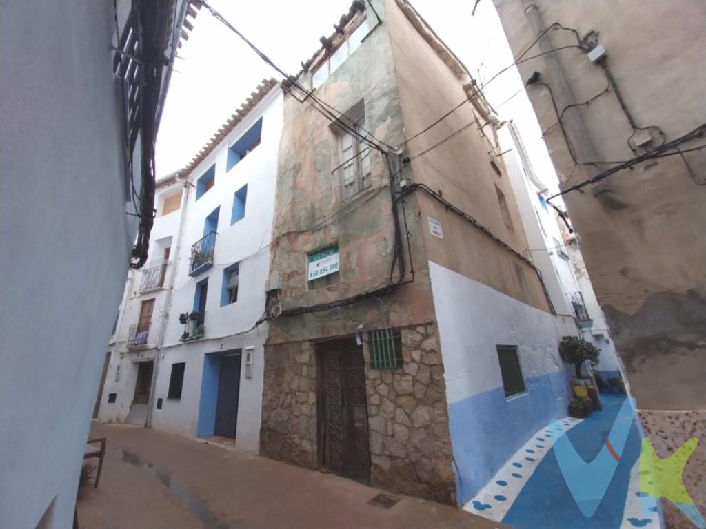 Presentamos esta singular casa en venta ubicada en el pintoresco municipio de Chelva. Construcción de 1890. Esta vivienda necesita una reforma integral, pero es una auténtica oportunidad para quienes buscan invertir en uno de los pueblos más carismáticos y con más encanto de la Comunidad Valenciana. Situado en el interior de la provincia de Valencia, en la comarca de Los Serranos, forma parte de la mancomunidad de Alto Turia.La propiedad cuenta con 92 metros construidos distribuidos en cuatro plantas. La planta baja es ideal para el salón comedor con una cocina abierta y las habitaciones en las plantas más altas.Chelva tiene un gran interés histórico y cultural ya que conserva huella de todos los pueblos que la habitaron. Declarada Bien de Interés Cultural, con la categoría de Conjunto Histórico, está formada por una serie de barrios de gran complejidad y de trazado sinuoso. Barrio Andalusí, Barrio Cristiano, Barrio Judío y Barrio Mudéjar-Morisco. ¿Porqué no seguir formando parte de la historia manteniendo con vida esta vivienda?Vivir en Chelva como primera vivienda o incluso como segunda residencia, garantiza disfrutar de un entorno tranquilo rodeado de belleza, ideal para los amantes de la naturaleza. Además de rutas para senderistas, en las que destacan la Ruta del agua, Peña Cortada y La Mozaira, Chelva cuenta con todos los servicios necesarios; farmacia, colegio, instituto, centro de salud, restaurantes, etc. ¿Qué más se puede pedir? Invitamos a los interesados a visitarla y descubrir en persona todas las posibilidades que la vivienda ofrece. Con su encanto histórico, estructura robusta y ubicación privilegiada, esta propiedad es una inversión excepcional y el lugar perfecto para crear un hogar lleno de memorias.Para más información o para concertar una visita, no dude en ponerse en contacto con nosotros. Estaremos encantados de mostrarle esta magnífica casa y explorar con usted todas las posibilidades que ofrece. ¡No deje pasar esta oportunidad única de adquirir una pieza de la historia en el hermoso enclave de Chelva!Contamos con 30 años de experiencia acreditada y nuestro objetivo es garantizarle un servicio de compra humano, ético, de calidad, fácil y seguro. Nuestro equipo lo integran agentes con la titulación AIR (Agente Inmobiliario Registrado) y Agentes Certificadores de la categoría Premium en certificación de inmuebles y debidamente registrados en el Registro de Agentes de Intermediación de la CV (RAICV 0743). Consulte en nuestras reseñas de Google lo que opinan los clientes que ya han trabajado con nosotros.El precio NO incluye: Impuestos, gastos de Notaría, registro y honorarios de inmobiliaria.