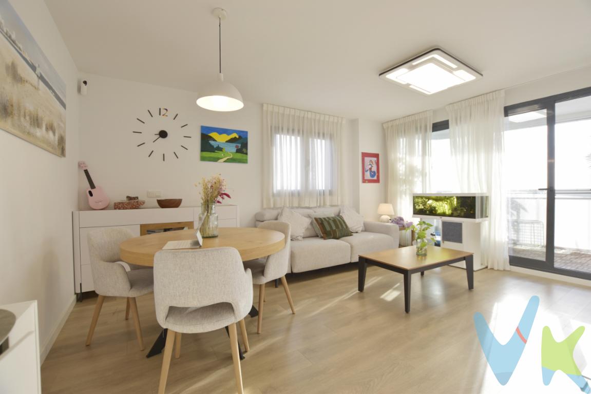 Junto al hospital La Fe, al lado del parque de Malilla con 70.000m2 de zonas verdes, cerca del centro comercial El Saler y próximo a varios colegios públicos así como el British School of Valencia, te proponemos una vivienda en el edificio Sky Homes de 3 habitaciones. Complejo singular y vanguardista con espacios comunes que te enamorarán desde el primer momento. La promoción cuenta con una piscina descubierta, otra climatizada de carril de nado, un parque infantil, una sala de fiestas con mesas y cocina, zona de trabajo co-working, ideal para reuniones fuera de la vivienda, además de una terraza chill-out en el piso 14 donde podrás disfrutar de unas vistas panorámicas 360º de la ciudad de Valencia con la mejor compañía. ¿Te apetece visitar la vivienda? Te adelantamos que es toda exterior, tres habitaciones, dos dobles y con acceso a una terraza acristalada, cortinas de cristal, desde el salón comedor y la cocina, ideal para desconectar, ver el amanecer por su orientación o tener un espacio para las mascotas. La vivienda de unos 103m2 aprox, dispone de dos baños, uno con plato de ducha y armarios en todas las habitaciones más en recibidor. Olvídate de la falta de espacio. La luz  y ventilación es una constante por su altura, piso 9 y su orientación. Se incluyen en el precio todos los  muebles y electrodomésticos, así como un plaza de garaje, con cargador eléctrico, biciclitero y tastero en sótano segundo. El complejo de líneas puras, fachada ventilada-sostenible e inconfundible, alberga 4 edificios de 20 plantas y sótano. Un estilo de vida perfecto a 10 minutos del centro de la ciudad, acceso directo a la V31 y V30, metro, bus y a 10 minutos de la estación Joaquín Sorolla y a 15 de la Estación del Norte. Muy cerca de varios hospitales.¿Te gustaría enterarte en primicia de nuestros inmuebles en alquiler y venta? En VIVEKU.ES los publicamos con unos días de antelación.Contamos con 30 años de experiencia acreditada y nuestro objetivo es garantizarle un servicio de compra humano, ético, de calidad, fácil y seguro. Nuestro equipo lo integran agentes con la titulación AIR (Agente Inmobiliario Registrado) y Agentes Certificadores de la categoría Premium en certificación de inmuebles y debidamente registrados en el Registro de Agentes de Intermediación de la CV (RAICV 0743). Consulte en nuestras reseñas de Google lo que opinan los clientes que ya han trabajado con nosotros.El precio NO incluye: Impuestos, gastos de Notaría, registro y honorarios de inmobiliaria.     