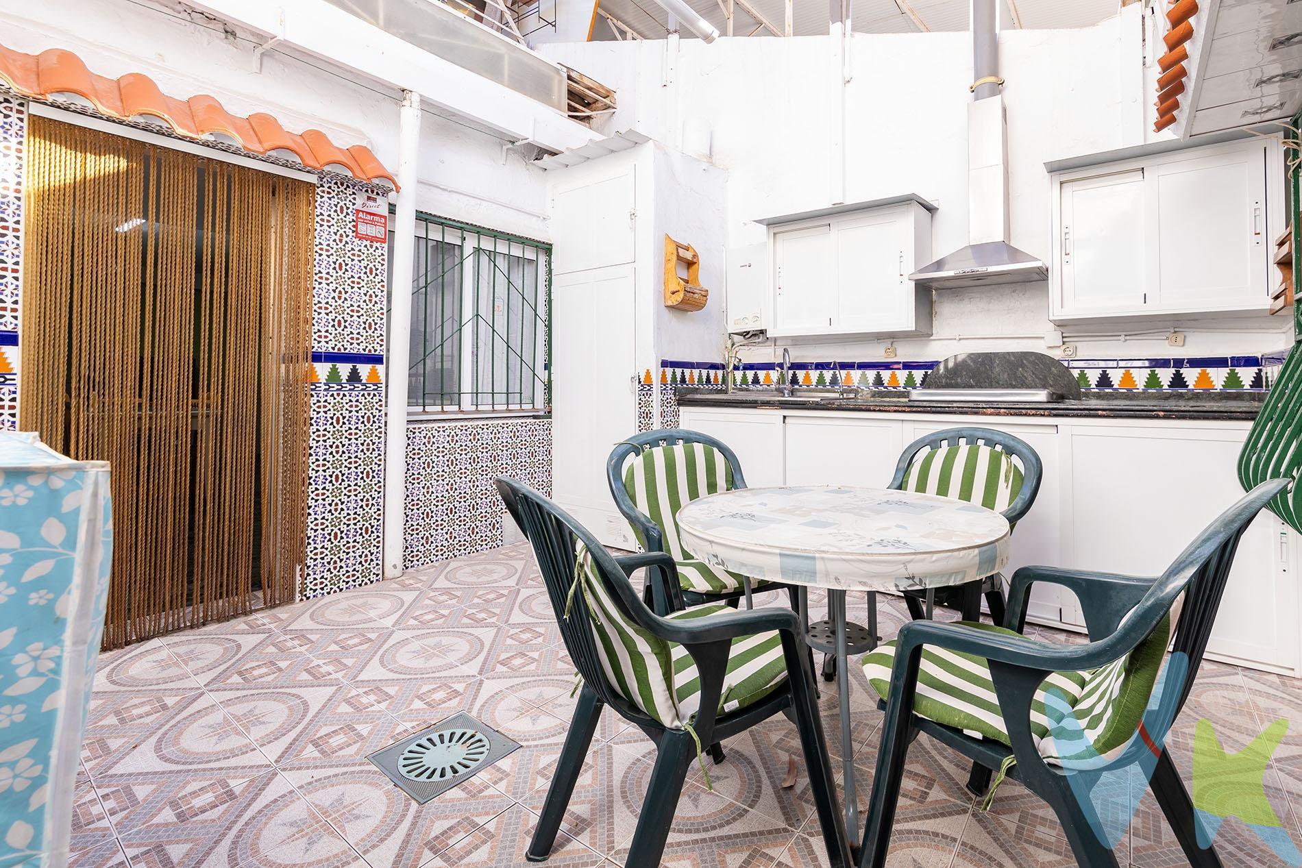 Crea el hogar, que siempre has soñado en esta casa de dos alturas, en una de las mejores zonas de Molina de Segura, cerca del Mercadona y buen acceso a la autovía en pocos metros. . Primera planta dispone de 2 habitaciones, garaje, 2 salones, 1 baño con pie de ducha, cocina muy espaciosa con chimenea y una despensa equipada, desde la cocina accedemos a un patio, muy luminoso para tus veladas. Planta segunda tenemos 2 habitaciones, un baño con pie de ducha y además una terraza. ¡¡Si es realmente lo que busca, te esperamos!! Concreta una visita con nosotros. . Por mandato expreso del propietario, comercializamos este inmueble en exclusiva, lo que le garantiza el acceso a toda la información, a un servicio de calidad, un trato fácil, sencillo y sin interferencias de terceros. Si usted es agente inmobiliario y tiene un cliente para este inmueble, llámenos estaremos encantados de colaborar. Para terminar te queremos comentar algo: ¡Descubre una aventura inmobiliaria que combina calidad, pasión y profesionalidad! La confianza que los propietarios han depositado en nosotros es un testimonio de nuestro compromiso en brindarte un servicio excepcional. Aquí viene el detalle especial: al contactarnos directamente, evitarás molestarlos, nosotros seremos tus intermediarios y te proporcionaremos toda la asistencia necesaria. Estamos aquí para facilitarte la documentación e información que requieras, y te prometemos un trato cálido y sin complicaciones. Te informaremos detalladamente de todos los aspectos, incluyendo gastos de la compra y honorarios de agencia que no están incluidos en el precio, para garantizar tu comodidad y tranquilidad durante todo el proceso. Esa es nuestra esencia, proporcionarte. Calma: “Estado ideal de tranquilidad que tendrás al comprar tu casa con nosotros”. Queremos que sepas que tanto la descripción del inmueble como las imágenes que ves son valiosas referencias informativas, en ningún caso tienen carácter contractual. Asimismo, el precio ha sido designado por la propiedad por lo que podría sufrir variaciones y no sería vinculante hasta que se formalice en contrato de compraventa. * ¡Oye, agente inmobiliario! Si estás leyendo este texto y te gusta, te desafiamos a ser creativo y sorprendernos con una adaptación original. ¡Nada de copiar y pegar, queremos ver tu ingenio en acción! Así que prepárate para darle un toque único y cautivador a estas palabras. Estamos ansiosos por ver cómo le das vida a este mensaje con tu propia magia inmobiliaria. ¡Adelante, demuéstranos de qué eres capaz!. 