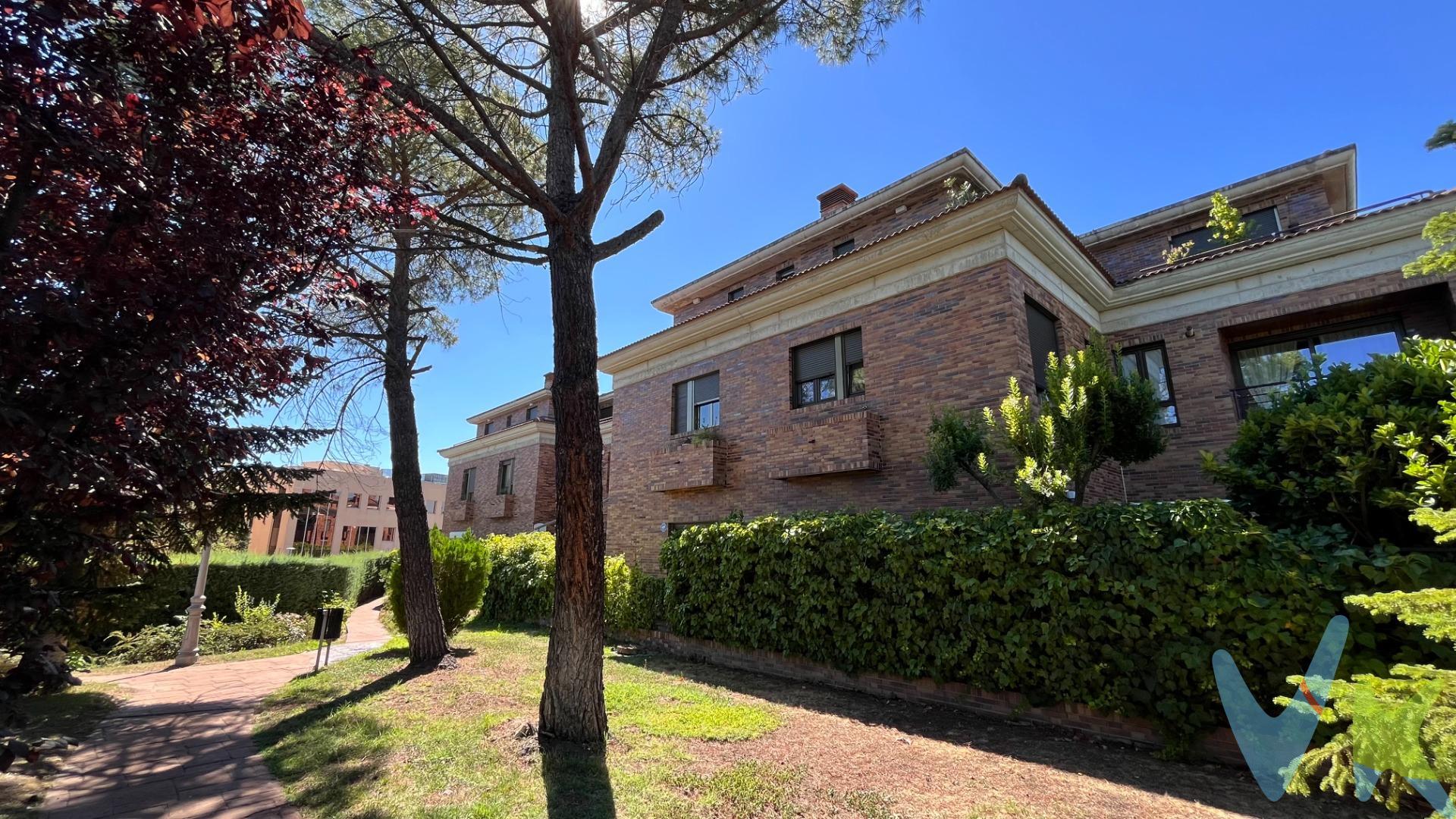 Exclusivo ático en una de las zonas residenciales más consolidadas y demandadas de Las Rozas. Una vivienda que combina privacidad, tranquilidad, amplitud y calidad de vida, a pocos minutos de Madrid. Ubicado en una urbanización cerrada con vigilancia, rodeada de zonas verdes y perfectamente cuidadas, con piscina, pistas de pádel y tenis y excelentes zonas comunes. La vivienda destaca por sus dos terrazas y su distribución cómoda y luminosa. Cuenta con:. Amplio hall de entrada con armario empotrado. Cocina independiente con despensa y ventanas Velux. Salón-comedor con chimenea y salida a una agradable terraza perimetral. Dormitorio principal con baño en suite y salida a terraza privada. Segundo dormitorio de gran tamaño. Segundo baño completo. Suelos de parquet, pintura lisa y carpintería interior de madera. Aire acondicionado centralizado y calefacción por gas natural. Plaza de garaje y amplio trastero incluidos. Una ubicación especialmente atractiva para quienes buscan vivir cerca de Madrid sin renunciar a la tranquilidad. Calles residenciales, limpias y arboladas, zonas verdes y un entorno seguro y cuidado. Excelente comunicación mediante A-6, M-50, autobuses interurbanos y Cercanías desde Pinar de Las Rozas, además de una completa oferta de colegios, comercios, restauración y ocio. Las Rozas Village, Heron City y otros grandes servicios se encuentran a pocos minutos. Una vivienda para disfrutar del espacio, las terrazas y la tranquilidad de una urbanización exclusiva, con Madrid muy cerca. Ven a descubrirla. Te sorprenderá.
