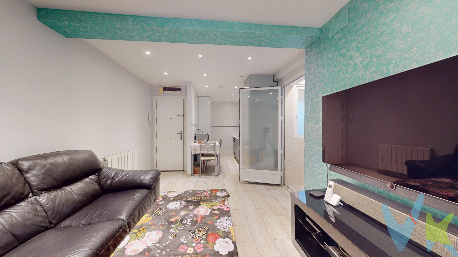 Vivienda reformada de 3 dormitorios, salón con cocina americana, tendedero y cuarto de baño. en la reforma le dierón más amplitud a la vivienda quitando la terraza y haciendo él salón con cocina americana. Las calidades son las siguientes, suelos de gres porcelánico, puertas interiores lacadas en blanco, puerta exterior blindada, ventanas de pvc y aluminio, aire acondicionado bomba frío y calor en él salón, armarios empotrados forrados en los 3 dormitorios, plato de ducha en él cuarto de baño, calefacción de gas natural individual. El edificio es del año 1968, tiene ascensor y accesibilidad para personas con movilidad reducida, consta de 4 plantas dividido en 2 escalareas y 4 vecinos por planta. Si quieres ganar en calidad de vida, tranquilidad y estar bien comunicado está es tu vivienda, no se lo piense más o perderá la gran oportunidad que estamos ofertando actualmente. El entorno cuenta con todo tipo de infraestructuras a nivel de transporte público, metro Alto Del Arenal línea 1 a 15 minutos de la Puerta Del Sol, varias líneas de autobuses, alguna de ellas en la misma puerta de salida del portal, nº144, 54, 58, 143, 103, 57 y 142, centro de salud Federica Montseny con todo tipo de especialistas y rehabilitación, colegios, guarderías, centros lúdicos y deportivos, biblioteca, entidades bancarias, farmacias, supermercados Cash Ecofamilia y Ahorramas, mercados de toda la vida en la zona, además de varios negocios relacionados con él sector textil y de la hostelería. En cumplimiento de lo dispuesto en el artículo 20 del Texto Refundido de la Ley General para la Defensa de los Consumidores y Usuarios, en su redacción vigente desde el 28 de diciembre de 2025, se informa expresamente de que el precio publicado no incluye los impuestos ni los gastos adicionales derivados de la compraventa, tales como el Impuesto de Transmisiones Patrimoniales o el IVA en su caso, Actos Jurídicos Documentados, aranceles notariales y registrales u otros gastos inherentes a la operación, los cuales se determinarán en función del precio final de cierre de la compraventa. El precio final ofertado respeta la normativa reguladora de precios que resulte aplicable. Asimismo, la presente operación devengará honorarios de intermediación profesional equivalentes, como máximo, al 3% del precio final de compraventa, más el IVA vigente, que serán abonados por la parte compradora. No se la juegue con la compra más importante de tu vida,  30 años en la zona nos avalan.