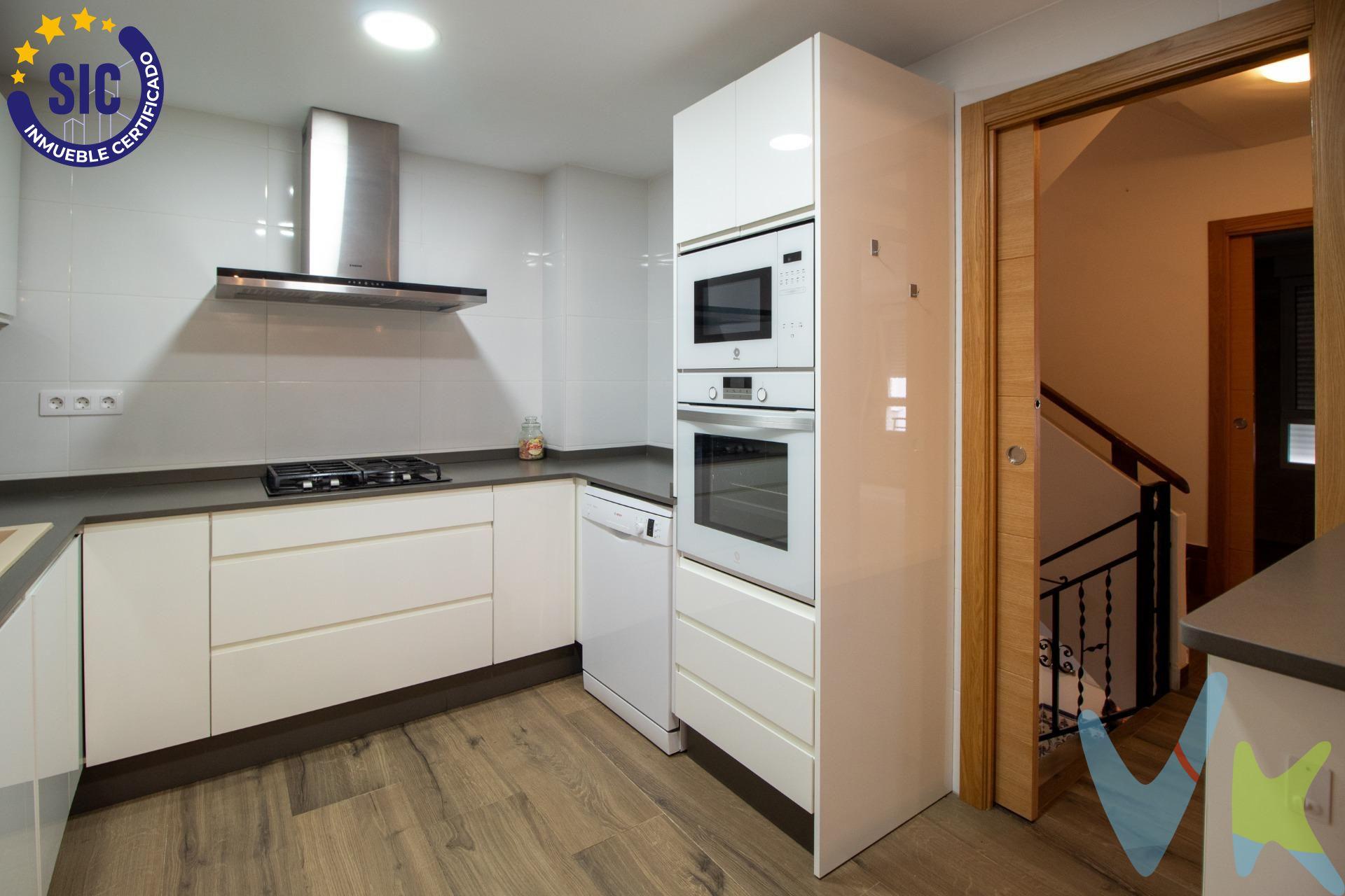 ¡Una casa que lo tiene TODO! Totalmente reformada, moderna, luminosa y equipada con detalles que marcan la diferencia. Esta fantástica casa adosada de tres plantas con garaje está pensada para disfrutarla desde el primer día, sin preocuparte por nada. En la planta baja encontrarás un garaje privado con puerta automatizada, muy cómodo y con preinstalación para punto de carga de coche eléctrico, además de un práctico aseo y detector de humo. La seguridad también está garantizada con una alarma antiokupas ya instalada. Subiendo a la primera planta, te recibe un espacioso y alegre salón-comedor, con aire acondicionado, ventilador de techo y estufa de pellets, perfecto para cualquier época del año. La cocina office está totalmente equipada y lista para que prepares tus mejores recetas. En esta planta también hay un baño completo, ideal para visitas o para el día a día. En la segunda planta se encuentran tres habitaciones. Dos de ellas cuentan con armarios empotrados bien distribuidos, y una de las habitaciones individuales tiene acceso a una terraza privada, donde se encuentra el sistema de aerotermia de 180 litros, que garantiza una alta eficiencia energética. Algunas habitaciones disponen de aire acondicionado y otras de ventilador de techo, adaptándose a tus preferencias. También hay un baño completo en esta planta. La última planta es el rincón perfecto para invitados o para disfrutar del ocio. Aquí encontrarás una habitación adicional con armario empotrado y acceso a una gran terraza equipada con barbacoa techada y una zona de césped artificial, ideal para reuniones, celebraciones o simplemente relajarte al sol. Esta terraza ha sido aislada tanto en el suelo como en las paredes, lo que mejora el confort térmico. Y además, esta vivienda ofrece acabados de gran calidad: ventanas oscilobatientes con cristal Climalit, puertas de roble (la mayoría corredizas, para aprovechar mejor el espacio) y una reforma integral que combina diseño, funcionalidad y confort en cada rincón. Una casa alegre, práctica y llena de extras que la hacen única. ¡Ven a conocerla y enamórate!. . El inmueble se encuentra certificado con el sello de ASICVAL el único sello de garantía del sector que asegura a los consumidores que las propiedades comercializadas cuentan con toda la información y documentación exigida por la normativa actual. Para más información y para programar una visita, no dude en ponerse en contacto con nosotros. Móvil 96 172 45 35. www.grupo-vive.com. vivexativa@grupo-vive.com. 