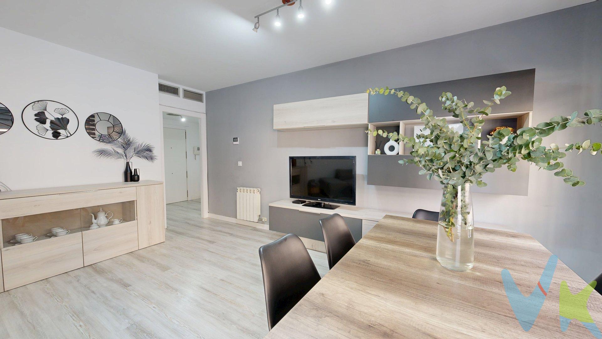 Esta vivienda seminueva (año 2009), situada en Calle Alfonso Solans 44 , junto al Paseo Longares y el Paseo de la Ribera, destaca por su excelente estado de conservación y una distribución muy bien aprovechada. Cuenta con tres dormitorios, dos dobles y uno individual, amplio salón , y dos baños completos, lo que la convierte en una opción ideal tanto para familias como para quienes buscan espacio y funcionalidad. Desde la cocina se accede a una terraza interior de uso exclusivo de 8 m², perfecta para desayunos tranquilos, zona de almacenaje o un pequeño espacio exterior privado. Situada en la planta baja del edificio, la vivienda se encuentra a una altura considerable respecto a la calle.Vivir en una planta baja luminosa, tranquila y con terraza, sin renunciar a privacidad ni comodidad, es posible. La vivienda está lista para entrar a vivir, con calidades cuidadas:. -Suelos de tarima. -Ventanas de aluminio. -Puertas lacadas en blanco. -Cocina totalmente equipada. -Calefacción individual de gas. -Aire acondicionado por conductos. -Armario empotrado en el dormitorio principal. Incluye además plaza de garaje y trastero en el mismo edificio, un valor añadido clave para el día a día. Tanto la vivienda como el edificio se encuentran en perfecto estado, en una zona bien comunicada, con servicios, zonas verdes y paseos a un paso. Una oportunidad muy completa para quien busca comodidad, tranquilidad y calidad, sin reformas ni sorpresas. 📞 Llámanos y ven a verlo. Te gustará más en persona.