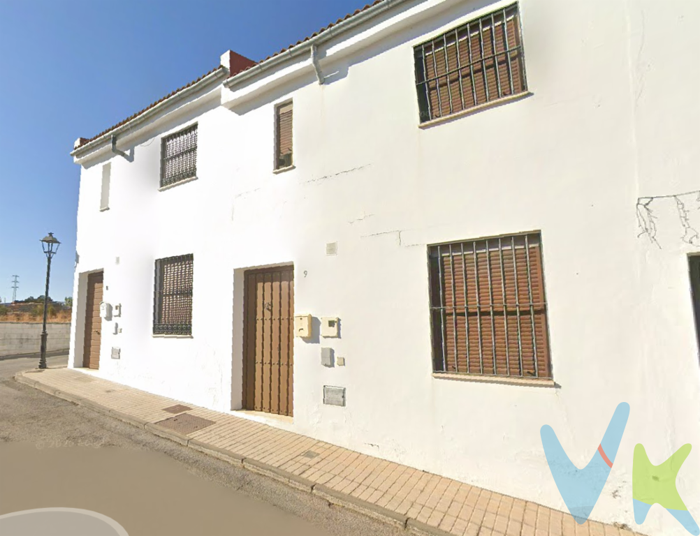 Dúplex Encantador en Almadén de la Plata

Este precioso dúplex, se vende totalmente amueblado y con vistas exteriores en todas sus estancias, se presenta como una oportunidad única para disfrutar de la tranquilidad y la naturaleza de Almadén de la Plata.

Distribución y Espacios Interiores
Salón Principal: Un espacio luminoso y acogedor, perfecto para el descanso. Destaca por tener la preinstalación o tiro hecho para una chimenea, lo que permite la posibilidad de instalarla y disfrutar de un ambiente cálido y rústico en los meses de invierno.

Cocina: Completamente equipada, funcional y lista para ser utilizada desde el primer día.

Dormitorios: Cuenta con tres habitaciones, todas ellas exteriores, asegurando una excelente iluminación natural y ventilación.

Dormitorio Matrimonial: La estancia principal cuenta con el atractivo añadido de un balcón privado, ideal para disfrutar de las mañanas o las noches con vistas despejadas

Baños: Dispone de un baño completo en planta segunda, y un aseo en la planta baja, una distribución muy práctica que proporciona comodidad y funcionalidad para el día a día.

Exteriores y Características Destacadas
Patio Trasero: El verdadero tesoro de la vivienda, con 64 m² de extensión. Un espacio generoso y versátil, perfecto para crear un jardín, instalar una zona de barbacoa, comedor de verano o simplemente un oasis de relax al aire libre.

Todo Exterior: Todas las habitaciones y estancias principales dan al exterior, garantizando mucha luz natural y ventilación cruzada.

Amueblado: El dúplex se entrega amueblado, lo que facilita la mudanza y permite entrar a vivir de inmediato.

Ubicación
Ubicado en Almadén de la Plata, este dúplex ofrece la combinación perfecta de la vida rural tranquila con la comodidad de una vivienda moderna y bien equipada, en pleno corazón del Parque Natural de la Sierra Norte de Sevilla.

Este dúplex es la vivienda ideal para quienes buscan calidad de vida, espacio exterior y la posibilidad de disfrutar de la chimenea en un entorno natural privilegiado.

¿Le gustaría que buscase información sobre la zona de Almadén de la Plata (servicios, actividades, etc.) o sobre inmuebles similares que puedan estar actualmente a la venta?

Informamos a nuestros clientes que el precio de venta no incluye lo siguiente: Honorarios de la agencia inmobiliaria, impuestos (el Impuesto de Transmisiones Patrimoniales, I.V.A. o A.J.D., en su caso), otros gastos de la compraventa (gastos de registro de la Propiedad, Notaría, gestoría ni de posible financiación). Documento D.I.A. a disposición del consumidor según Decreto 218/2005 Junta de Andalucía.
