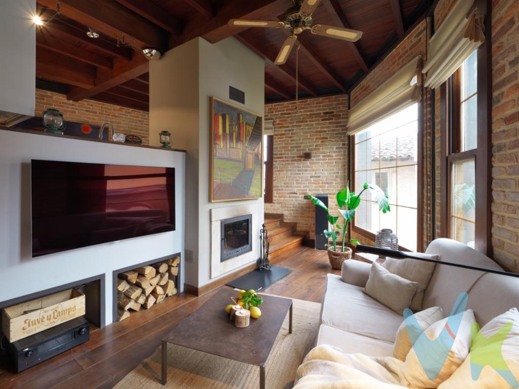 ✨ Encantadora casa de piedra en Lugas, Asturias ✨Si su sueño es tener una casa con buenas calidades en un paraje único , no lo dude esta es su oportunidad. Lugás es un pueblo mágico situado en la parroquia de Villaviciosa, famosa por todas las playas que tiene.Descubre esta preciosa casita de piedra y madera totalmente restaurada, donde el encanto de la arquitectura tradicional asturiana se fusiona con un cuidado diseño moderno y una equipación pensada hasta el último detalle.La vivienda se distribuye en dos plantas. En la planta baja encontrarás un acogedor salón con una acogedora y moderna chimenea, una cocina totalmente equipada y un práctico aseo. En la planta superior se ubican un elegante vestidor, una luminosa y coqueta habitación de matrimonio y un bañocompleto realizado con mucho gusto .Tiene una zona situado bajo la casa con la zona del termo , y deposito de gasoil y bodega . La calefacción es muy gustosa, ya que tiene suelo radiante y la sensación de calidez que aporta da calidad a la propiedad.El espacio destaca por su armoniosa combinación de materiales tradicionales y estilo contemporáneo, creando un ambiente cálido, cómodo y lleno de personalidad. Cada rincón ha sido diseñado con mimo para ofrecer una estancia única y especial.Un lugar perfecto para disfrutar de la tranquilidad y el encanto del entorno rural asturiano, sin renunciar al confort y al estilo. Unido a todo lo anterior la propiedad tiene un extra ya que tiene licencia de vivienda vacacional, ideal para el comprador por la posibilidad de rentabilizarlo como negocio.Gastos e impuestos no incluidos en el precio. A título orientativo, en segundas transmisiones, el comprador abonará el Impuesto sobre Transmisiones Patrimoniales (ITP). Para consultar los porcentajes del ITP en Asturias puede hacerlo a través de la web oficial de servicios tributarios del Principado de Asturias https://sede.tributasenasturias.es/sites/sede/default/es_ES/Que-quieres-hacer/Transmisiones-Patrimoniales-y-AJD. La base imponible será el mayor valor entre precio de compraventa, tasación o valor de referencia catastral. Gastos de notaría y registro según aranceles variables según precio, número de copias y complejidad.El comprador escoge libremente notario. El vendedor asume la plusvalía y el resto de gastos son del comprador. Si se precisa hipoteca: Tasación, condiciones y costes bancarios según entidad elegida por el comprador; así como los gastos de gestoría y cualesquiera otros inherentes a la formalización de la compraventa. De acuerdo con la ley, no se incluyen en el precio otros gastos o tributos que legalmente correspondan al comprador. Honorarios de intermediación inmobiliaria a cargo del vendedor y honorarios de mediación inmobiliaria del 2% más I.V.A. a cargo del comprador.El consumidor tiene derecho, conforme a la normativa vigente, a disponer de información y documentación adicional relativa al inmueble y condiciones de la compraventa, accesible en la sede física de la Agencia Domingo en Avenida Hermanos Felgueroso 1 o Marqués de casa Valdés 7 bajo, de Gijón, o a través del correo electrónico info@agenciadomingo.com. La agencia actúa exclusivamente como intermediaria en la operación. Cualquier compraventa y sus condiciones quedan sujetas en todo caso a la aceptación expresa del vendedor del inmueble y a la posterior formalización del correspondiente contrato. El presente anuncio tiene carácter meramente informativo; la información suministrada se corresponde con la disponible a la fecha de publicación, pudiendo variar en función de las circunstancias o actualizaciones legales, contractuales y fiscales.  