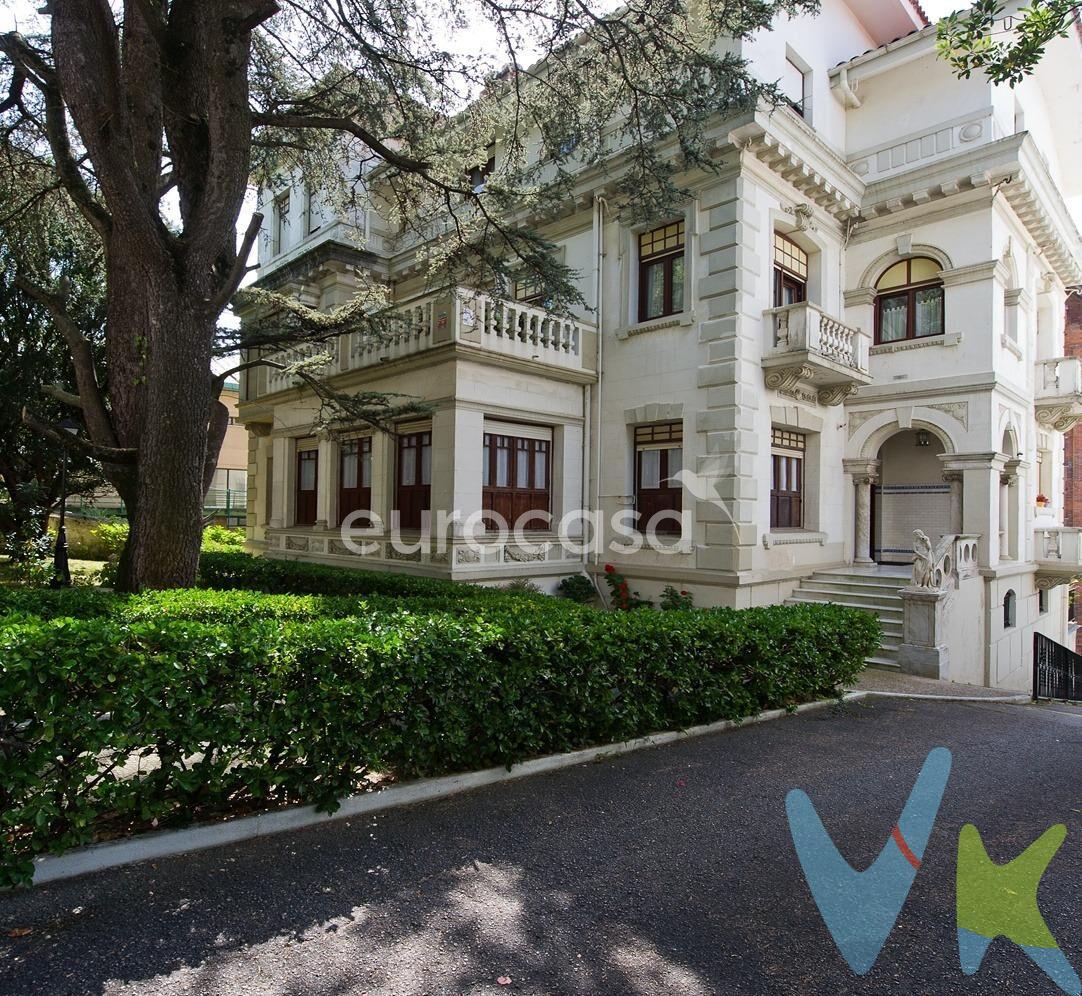 EXCLUSIVIDAD Y TRANQUILIDAD EN EL CORAZÓN DE SANTANDER. Vivir en Santander siempre es un privilegio, pero hacerlo en una vivienda como ésta es, sencillamente, un sueño al alcance de muy pocos. Ubicado en el maravilloso Paseo de Menéndez Pelayo y situado en un edificio señorial de gran elegancia dentro de una urbanización privada con jardín, este magnífico dúplex ofrece todo lo que se puede desear: ubicación, tranquilidad, vistas inmejorables y la posibilidad de crear un hogar a medida en un entorno único. Desde el primer momento, la sensación que transmite esta vivienda es la de exclusividad y distinción. A escasos metros de Puertochico y muy cerca del centro de Santander, se encuentra en una de las zonas más deseadas de la ciudad, donde la vida urbana se mezcla con la calma del mar y el encanto de los rincones más emblemáticos. Aquí lo especial no es solo la casa, sino la vida que te permite vivir. Las vistas despejadas hacia Puertochico y el mar son, sin duda, una de sus grandes joyas. Imagina comenzar el día contemplando cómo el sol ilumina el puerto, o disfrutar de atardeceres mágicos en la comodidad de tu hogar. Gracias a su orientación suroeste, la luz natural inunda cada rincón, creando espacios cálidos, luminosos y llenos de energía positiva. La vivienda cuenta con una distribución cómoda y funcional que podrás adaptar a tu gusto. En la planta baja encontrarás, actualmente, salón, cocina, baño y una habitación; en la planta superior descubrirás dos habitaciones y un baño. Es una vivienda que invita a ser personalizada, a convertirse en un proyecto ilusionante donde cada detalle refleje tu estilo de vida y tu manera de entender el hogar. Pero esta propiedad no es solo un espacio interior: la urbanización privada con jardín ofrece un remanso de paz en medio de la ciudad, un entorno cuidado que aporta intimidad y seguridad. Todo ello acompañado de la comodidad de disponer de plaza de garaje y trastero, detalles que marcan la diferencia en el día a día. Ya sea como residencia habitual o como segunda vivienda, esta vivienda es perfecta para quienes buscan algo más que una casa; es para los que quieren un lugar especial, con alma. El escenario ideal para escribir tu propia historia en Santander desde una perspectiva privilegiada. El lugar perfecto para quienes entienden que lo realmente especial no se encuentra, se elige. 