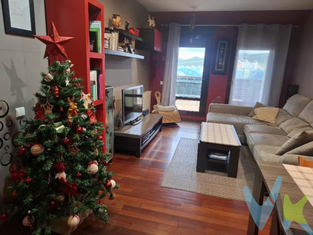 OPORTUNIDAD de adquirir un acogedor y luminoso piso en Quijas, ubicado en una zona tranquila, con fácil acceso a la Autovia A8 y muy cerca de las playas.La vivienda se distribuye en dos habitaciones, una de ellas equipada con un gran vestidor que aporta amplitud y comodidad, salón-comedor, cocina independiente con una práctica despensa, ideal para almacenamiento adicional y un baño completo. Además cuenta también con tendedero y una pequeña pero encantadora terraza, perfecta para tomar el aire y disfrutar de las vistas.Como valor añadido, la propiedad se vende junto con plaza de garaje y trastero de unos 30 m² aproximadamente, ofreciendo espacio extra y mayor confort.La vivienda está lista para entrar a vivir, solo tienes que traer tus maletas...a que esperas? Pídenos mas información y ven a verla cuanto antes!!!Se cobrarán gastos de gestión al comprador de 1.500 EUR. 