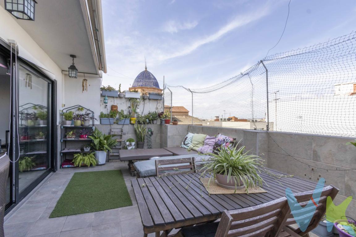 Reforma integral, distribución funcional y terraza con toldo automático en el corazón de Horta NordDescubre este acogedor ático ubicado en el centro de Foios, en la comarca de lHorta Nord, a pocos pasos de la iglesia y rodeado de todos los servicios. Situado en una cuarta planta con ascensor, dentro de un edificio del año 1968 muy bien conservado, esta vivienda combina una distribución moderna, confort y una excelente ubicación.La propiedad fue reformada integralmente en 2011 y se caracteriza por una distribución inteligente que separa claramente la zona de día y la zona de noche, optimizando cada rincón del hogar.Al entrar, accedemos a una amplia zona de día donde el salón y la cocina abierta comparten un espacio diáfano y muy luminoso, perfecto para el día a día y para recibir visitas. Desde esta estancia se accede directamente a una terraza privada, equipada con toldo automático, ideal para disfrutar al aire libre con total comodidad, ya sea en verano o invierno. Además, en esta zona se encuentra un baño completo con ducha, perfecto como aseo de cortesía o para invitados.El salón cuenta con split de aire acondicionado, lo que garantiza una temperatura agradable durante todo el año.La zona de noche, independiente, ofrece tres dormitorios: una habitación principal, y dos dormitorios adicionales ideales como cuartos para niños, invitados o espacios de trabajo. Esta zona se completa con un baño principal de gran tamaño, equipado con bañera, ofreciendo comodidad extra para el uso diario.El edificio, tranquilo y con buen mantenimiento, se sitúa en una de las mejores zonas de Foios, con acceso inmediato a comercios, colegios, transporte público y a escasos minutos de Valencia capital.Este ático representa una oportunidad única para quienes buscan una vivienda lista para entrar a vivir, con todas las comodidades modernas, espacio exterior y una ubicación excepcional.¿Te gustaría conocerlo en persona? Llámanos y agenda tu visita hoy mismo. Este ático en Foios puede ser tu nuevo hogar.  