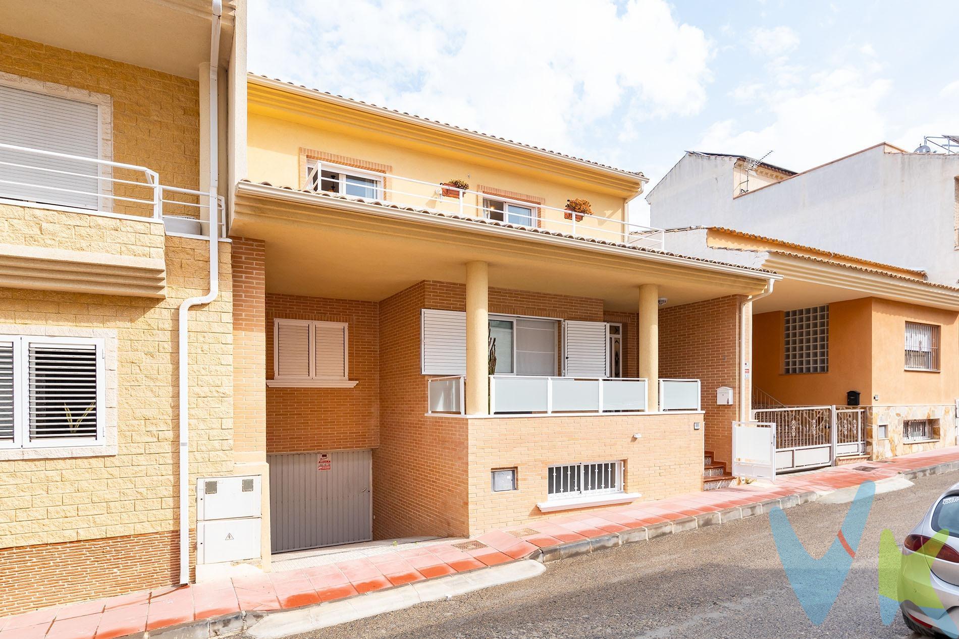 Crea el hogar que siempre has soñado en esta magnífica propiedad ubicada en la tranquila zona de Ribera de Molina, una opción ideal para aquellos que buscan un hogar cómodo y accesible. Con un precio atractivo de 249.900 euros, esta espaciosa casa cuenta con una superficie construida de 164 m² y útil de 116 m² además de n garaje de 130 metros construidos y 121 útiles. Reformada recientemente, se distingue por su luminosidad gracias a su orientación sur. La vivienda ofrece cuatro habitaciones dobles perfectas para familias grandes o visitantes ocasionales y tres baños completos que brindan comodidad adicional. Entre sus características destacadas encontramos parking privado, puerta blindada para mayor seguridad y una amplia terraza, un porche delantero donde disfrutar del clima mediterráneo. Además, el trastero proporciona espacio extra muy práctico para almacenamiento. La ubicación es excepcional; rodeado por zonas verdes e infantiles ideales para los más pequeños mientras disfrutan al aire libre junto a comercios locales convenientes facilitando las compras diarias sin necesidad desplazamientos largos. Las conexiones mediante servicios públicos son rápidas hacia el centro poblacional ofreciendo fácil acceso tanto desde como hacia otras localidades cercanas. En este entorno natural característico conocido como huerta murciana también hay colegio bilingüe y con servicio de comedor, lo cual representa otra ventaja importante si tienes hijos en edad escolar. Para terminar te queremos comentar algo: ¡Descubre una aventura inmobiliaria que combina calidad, pasión y profesionalidad! La confianza que los propietarios han depositado en nosotros es un testimonio de nuestro compromiso en brindarte un servicio excepcional. Aquí viene el detalle especial: al contactarnos directamente, evitarás molestarlos, nosotros seremos tus intermediarios y te proporcionaremos toda la asistencia necesaria. Estamos aquí para facilitarte la documentación e información que requieras, y te prometemos un trato cálido y sin complicaciones. Te informaremos detalladamente de todos los aspectos, incluyendo gastos de la compra y honorarios de agencia que no están incluidos en el precio, para garantizar tu comodidad y tranquilidad durante todo el proceso. Esa es nuestra esencia, proporcionarte #Calma: “Estado ideal de tranquilidad que tendrás al comprar tu casa con nosotros”. Queremos que sepas que tanto la descripción del inmueble como las imágenes que ves son valiosas referencias informativas, en ningún caso tienen carácter contractual. Asimismo, el precio ha sido designado por la propiedad por lo que podría sufrir variaciones y no sería vinculante hasta que se formalice en contrato de compraventa. . . 