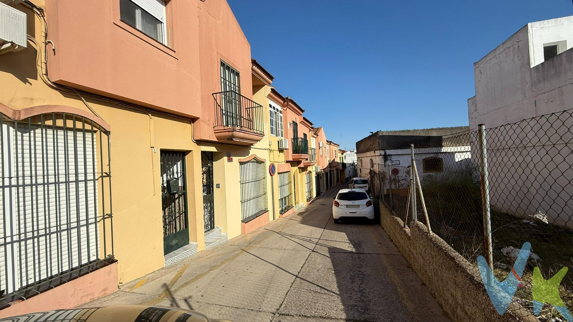 ¿Estás buscando un hogar amplio, tranquilo y en una buena ubicación? Tenemos lo que necesitas. Vivienda adosada distribuida en dos plantas, situada en la zona de Huerta del Rosario. En la planta baja encontramos un amplio salón-comedor con dos grandes ventanales que ofrece una gran claridad a la vivienda, la cocina amueblada e independiente, un aseo con un gran armario para almacenaje y un pequeño patio trasero que da acceso al patio interior comunitario. En la planta alta dispone de tres dormitorios, dos de ellos con armarios empotrados, y uno además con acceso a una terraza acristalada, ideal para crear un rinconcito de relax o de lectura. Esta planta se completa además con un baño completo. Ubicación cercana al centro comercial de Huerta del Rosario, colegios, zonas verdes y con rápido acceso a la autovía, lo que facilita los desplazamientos y el día a día. La propiedad ofrece además, la opción de adquirir una plaza de garaje en el mismo edificio con un pequeño trastero.(180.000€) . O con otra plaza mas en el edificio de enfrente.(185.000€). ¡No dejes que se te adelanten y ven a visitarlo!. Informamos a nuestros clientes de que los gastos de Notaría, Gestoría, Impuestos y los honorarios de la agencia no están incluidos en el precio. A su vez, disponemos del Documento Informativo Abreviado de la propiedad (Según Decreto 218/2005, del 11 de Octubre) y de Seguro de Caución, para la protección del dinero entregado como señal para la Reserva de una vivienda.