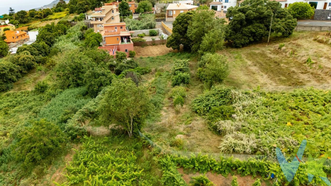 ¡Oportunidad única en Ravelo, El Sauzal, Tenerife! . Descubre este impresionante terreno urbano de 529 m², perfecto para construir la vivienda de tus sueños en un entorno privilegiado. Además, cuenta con un amplio terreno rústico anexo de 1.656 m², ideal para proyectos agrícolas, de ocio o expansión. Situado en una zona tranquila y exclusiva, este terreno ofrece unas vistas panorámicas espectaculares que te cautivarán cada día. Aprovecha la oportunidad de invertir en un lugar con gran potencial y disfruta de la belleza natural que rodea esta fantástica propiedad. ¡Contacta con nosotros y haz realidad tu proyecto en el paraíso! 