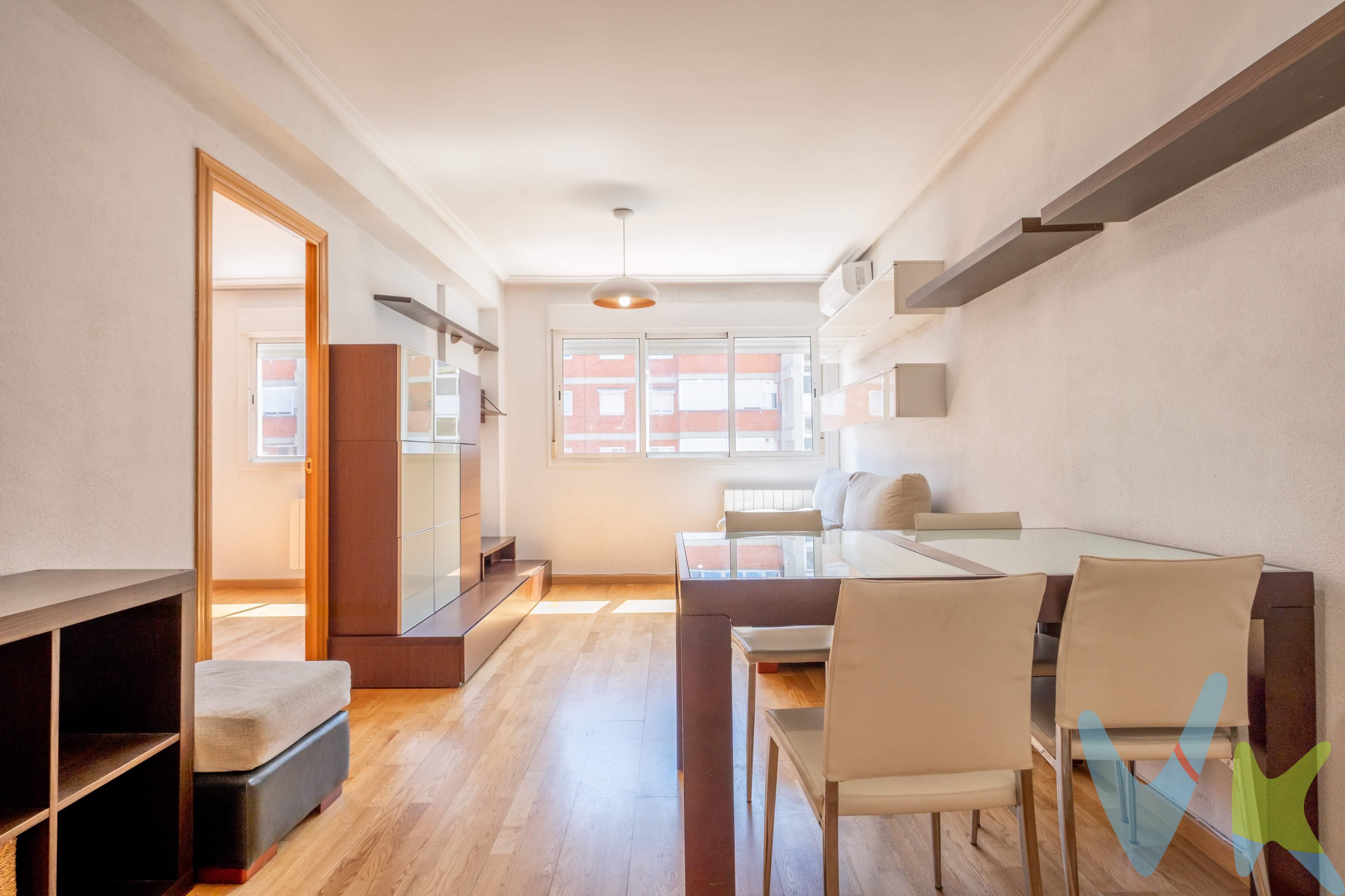 ¿Buscas luz, tranquilidad y comodidad junto al Paseo de la Ribera? Este es tu próximo hogar. En una de las zonas con más vida de la calle Sobrarbe. Si buscas tu primera vivienda o una inversión segura en Zaragoza, este apartamento en venta en la calle Sobrarbe reúne todo lo que necesitas para empezar a disfrutarlo desde el primer día. Espacios diseñados para tu confort (y sin reformas). Olvídate de las fincas antiguas y las derramas interminables. Hablamos de un edificio del año 2006, construido con estándares modernos y pensado para hacerte la vida más fácil:. - Adiós a las barreras arquitectónicas: Cuenta con ascensor a cota cero, ideal para cuando vienes cargado con la compra o las maletas. - Luz a raudales y orientación sureste: Situado en una 4ª planta, el sol y la claridad están garantizados durante gran parte del día. Al ser interior a un amplio y luminoso patio de manzanas y al patio del colegio Cándido Domingo, disfrutarás de una paz absoluta en pleno centro, sin los ruidos del tráfico de la calle principal. - Detalles que marcan la diferencia: El dormitorio principal incluye un práctico armario empotrado para mantener todo en orden, los suelos son de un cálido parquet que aporta hogar a cada pisada, y cuenta con split de aire acondicionado para que el verano no sea un problema. Una ubicación estratégica junto al Ebro. Vivir junto al Paseo de la Ribera significa tener el pulmón verde de la ciudad a la vuelta de la esquina para pasear, hacer deporte o desconectar tras el trabajo. Además, la calle Sobrarbe te ofrece todos los servicios imaginables: comercio local, supermercados, transporte público y una conexión rapidísima con el centro de la ciudad. Este piso no es solo un inmueble; es el escenario de tu nueva etapa. ¿Quieres venir a sentir su luz en persona?. Contacta con nosotros hoy mismo para agendar una visita antes de que vuele. *** Precio y Gastos:. En el precio de venta publicado no se incluyen los impuestos legalmente establecidos ni gastos derivados de la compraventa y de la inscripción del inmueble (I.T.P., Notaría y Registro de la Propiedad)