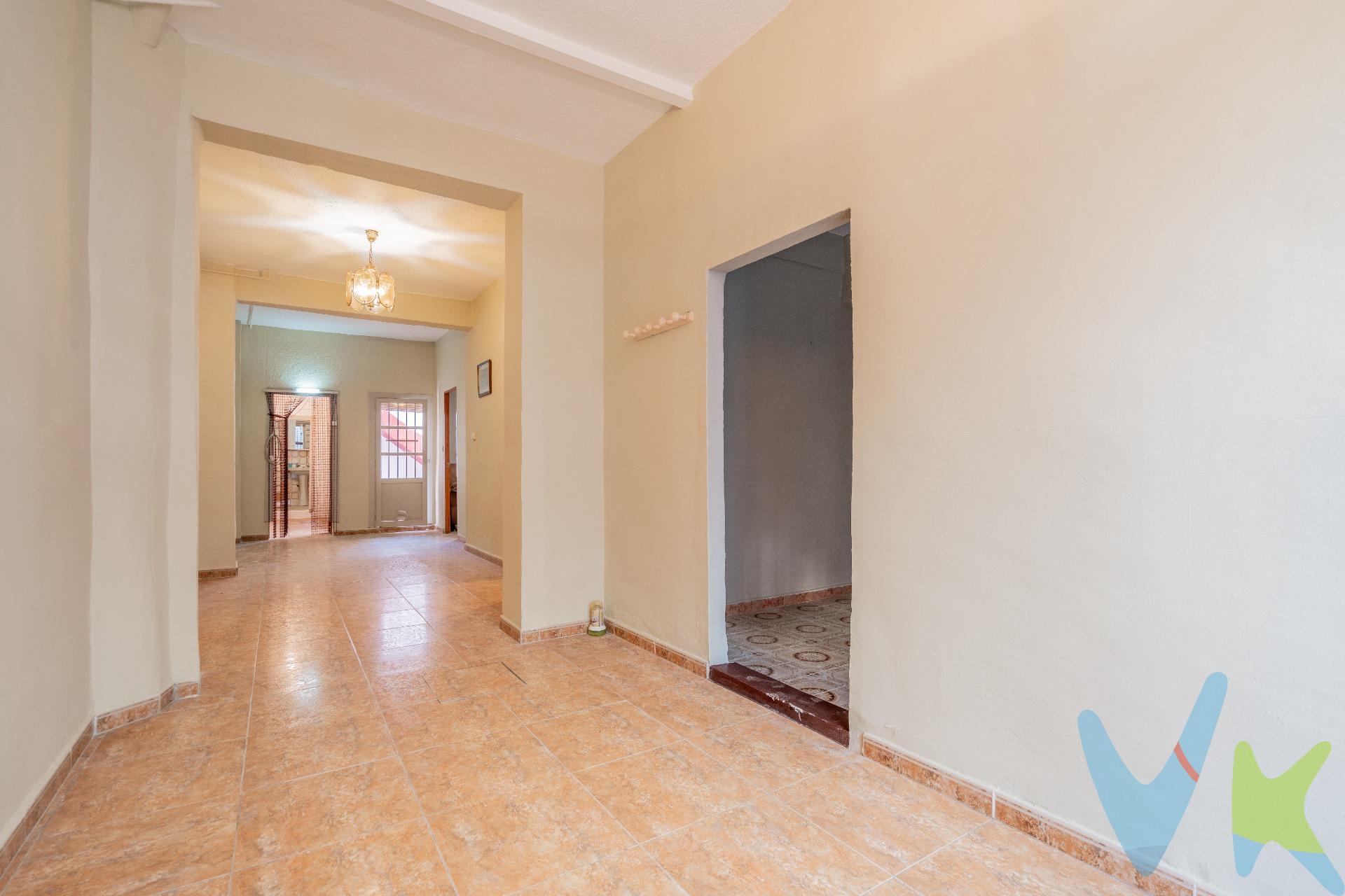 Descubre esta planta baja en la zona de  Nazaret, cerca del puerto y la marina. Ideal para aquellos que buscan personalizar su hogar, esta vivienda te ofrece dos terrazas y un espacio interior lleno de posibilidades para reformar a tu gusto. *Características Destacadas:*. * *Ubicación Privilegiada:* A pocos pasos del puerto y la marina. * *Dos Terrazas:* Perfectas para disfrutar del clima mediterráneo. * *Espacio para Reformar:* Diseña y crea la casa de tus sueños. Ubicación :*  zona residencial y bien conectada. No dejes pasar esta oportunidad de invertir en un proyecto único. ¡Contacta ahora para más detalles y visita!. -------------------------------------------------------------. Por mandato expreso del propietario, comercializamos este inmueble en exclusiva , lo que le garantiza el acceso a toda la información, a un servicio de calidad, un trato fácil, sencillo y sin interferencias de terceros. Por este motivo, se ruega no molestar al propietario, a los ocupantes de la propiedad o a los vecinos. Muchas gracias por su comprensión. Si usted es agente inmobiliario y tiene un cliente para este inmueble, llámenos: estaremos encantados de colaborar.