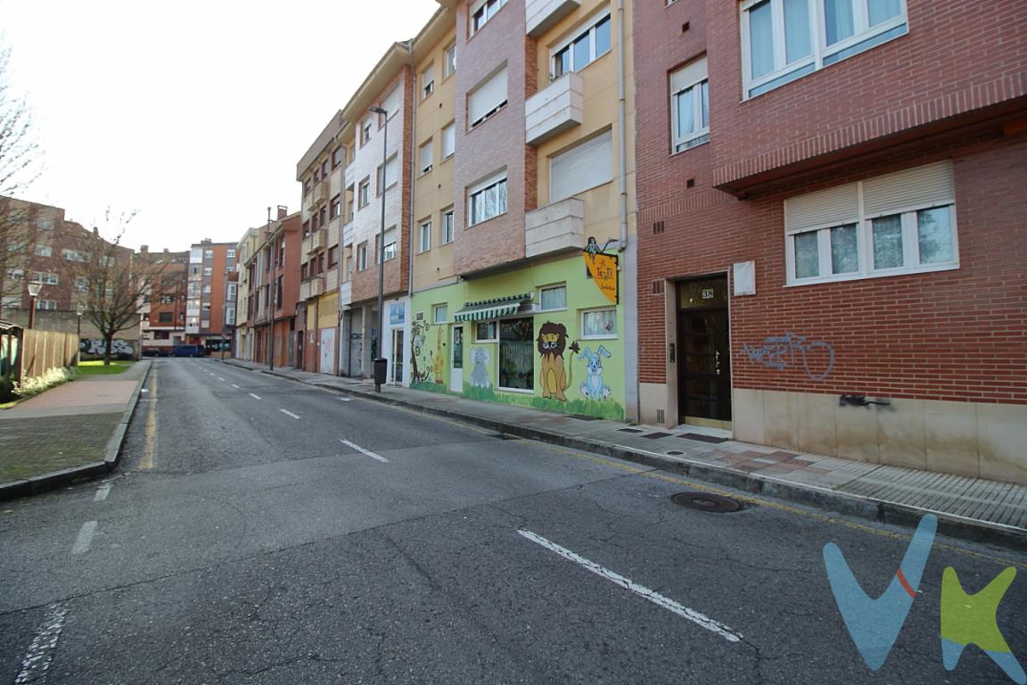 Olvídate de reformas y líos de obras. Te presentamos un piso impecable, listo para meter las maletas y entrar a vivir. La tranquilidad y las vistas son el lujo de esta casa, ubicada en una zona abierta y despejada, con zonas verdes justo delante con  una luz natural increíble.Características que te encantarán:Comodidad asegurada: Incluye plaza de garaje (¡adiós al estrés del aparcamiento!) y un trastero de 13 metros que es un auténtico lujo para guardar lo que no uses a diario.El mejor plan: Una Gran Terraza soleada donde disfrutar del desayuno o de las cenas todo el año.Espacio y orden: Todos los dormitorios cuentan con armarios empotrados, diciendo adiós a la falta de espacio.Baños completos: Dos baños completos (uno con ducha moderna y otro con bañera para relajarte).Distribución ideal: Tres dormitorios, uno de ellos es una amplia suite con su baño privado, para que tengas tu remanso de paz.Extras que incluye:Zona muy tranquila, pero con todos los servicios a pie de calle y excelentes conexiones con el resto de la ciudad.Estado de conservación: Impecable, listo para entrar a vivir.Trastero de 13 m², de gran capacidad.Plaza de garaje incluida en el precio.Y todo esto, perfectamente comunicado con el centro de la ciudad, pero viviendo en una burbuja de tranquilidad. ¿Te lo vas a perder?Gastos e impuestos no incluidos en el precio. A título orientativo, en segundas transmisiones, el comprador abonará el Impuesto sobre Transmisiones Patrimoniales (ITP). Para consultar los porcentajes del ITP en Asturias puede hacerlo a través de la web oficial de servicios tributarios del Principado de Asturias https://sede.tributasenasturias.es/sites/sede/default/es_ES/Que-quieres-hacer/Transmisiones-Patrimoniales-y-AJD. La base imponible será el mayor valor entre precio de compraventa, tasación o valor de referencia catastral. Gastos de notaría y registro según aranceles variables según precio, número de copias y complejidad.El comprador escoge libremente notario. El vendedor asume la plusvalía y el resto de gastos son del comprador. Si se precisa hipoteca: Tasación, condiciones y costes bancarios según entidad elegida por el comprador; así como los gastos de gestoría y cualesquiera otros inherentes a la formalización de la compraventa. De acuerdo con la ley, no se incluyen en el precio otros gastos o tributos que legalmente correspondan al comprador. Honorarios de intermediación inmobiliaria a cargo del vendedor y honorarios de mediación inmobiliaria del 2% más I.V.A. a cargo del comprador.El consumidor tiene derecho, conforme a la normativa vigente, a disponer de información y documentación adicional relativa al inmueble y condiciones de la compraventa, accesible en la sede física de la Agencia Domingo en Avenida Hermanos Felgueroso 1 o Marqués de casa Valdés 7 bajo, de Gijón, o a través del correo electrónico info@agenciadomingo.com. La agencia actúa exclusivamente como intermediaria en la operación. Cualquier compraventa y sus condiciones quedan sujetas en todo caso a la aceptación expresa del vendedor del inmueble y a la posterior formalización del correspondiente contrato. El presente anuncio tiene carácter meramente informativo; la información suministrada se corresponde con la disponible a la fecha de publicación, pudiendo variar en función de las circunstancias o actualizaciones legales, contractuales y fiscales. 