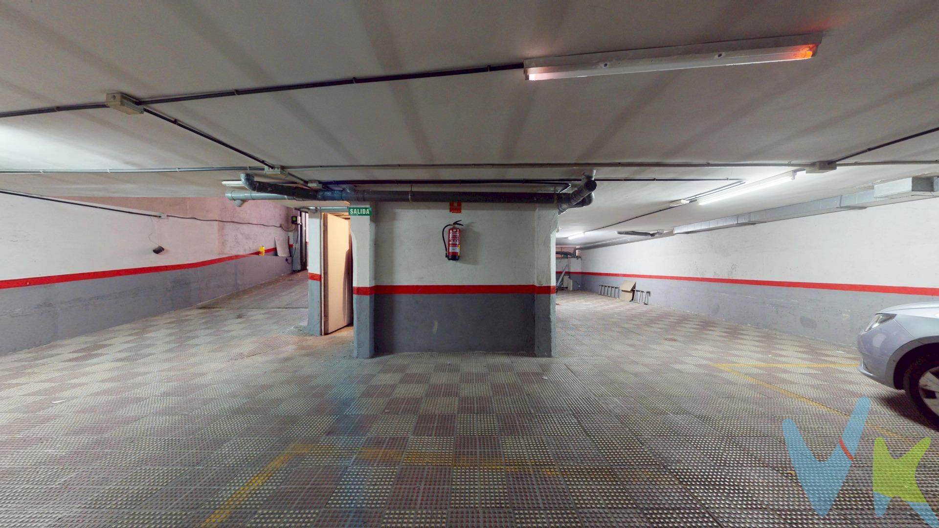 Se vende planta sótano en edificio de 2005, próxima revisión de la ITE 2036, actualmente con 4 plazas de garaje la planta sótano aunque tiene muchas posibilidades de ampliar alguna plaza más de coche o varias de moto, acceso bastante bueno desde la calle con puerta automática,  tiene ascensor también directo desde él portal y varias dependencias más incluidas del portal pertenecientes al sótano. Increible oportunidad de inversión a corto plazo con una gran rentabilidad, dada la dificultad de aparcamiento en la zona y más inclusive al no ser aprobado el aparcamiento regulado por los vecinos y siendo propietario de toda la planta, . El entorno cuenta con todo tipo de infraestructuras a nivel de transporte público, centro de salud, farmacias, entidades bancarias, zonas infantiles, colegios, supermercados, negocios de hostelería y sector textil. No lo dude más es una gran oportunidad de negocio.