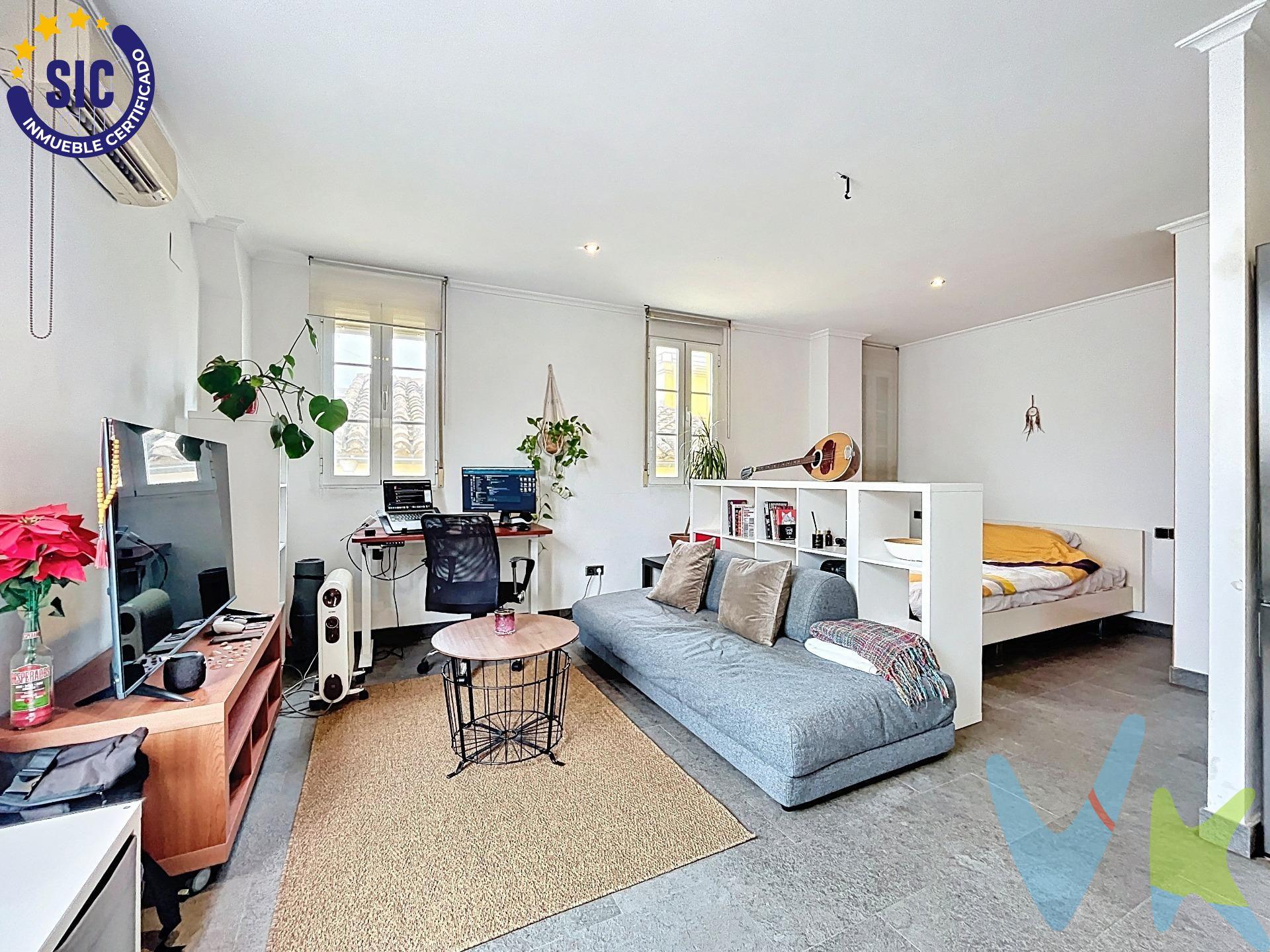 ¡Exclusivo ático con acceso a terraza en el corazón de Valencia!. Vivienda en rentabilidad, actualmente se encuentra alquilada. Descubre este magnífico ático en la calle Tejedores, situado en el emblemático Barrio del Pilar, una de las zonas más auténticas y vibrantes del centro de Valencia. Ubicado en una cuarta planta con doble fachada y acceso directo por la calle Tejedores, este inmueble ofrece una distribución ideal para vivir cómodamente. Con una superficie construida de 40,51 m² , este ático destaca por su gran luminosidad y su ubicación inmejorable, a pocos pasos de la Plaza del Ayuntamiento, el Mercado Central y la Lonja de la Seda. Además, el propietario contará con acceso directo a una terraza compartida de aproximadamente 30 m² de construcción, perfecta para disfrutar del aire libre, relajarse o celebrar reuniones con amigos y familiares. Vivir aquí significa disfrutar de un entorno histórico con una oferta inigualable de comercios, cultura y gastronomía, sin renunciar al encanto y la comodidad de un ático con personalidad. ¡No dejes pasar esta oportunidad y  para la inversión  o tu nuevo hogar!. La descripción del presente inmueble e imágenes tienen mero carácter informativo y en ningún caso carácter contractual, pudiendo ser modificados por la inmobiliaria comercializadora sin que ello implique responsabilidad alguna frente a terceros. En el precio de venta a público, esta propiedad NO incluye los gastos de adquisición (Notario, registro, gestión, honorarios, etc…).