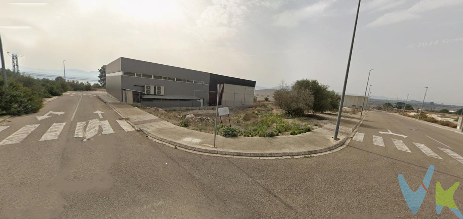 Magnífico solar industrial disponible en la localidad de Guadasequies.Con una generosa superficie total de 988 metros cuadrados, ofrece un amplio espacio para el desarrollo de su proyecto.El terreno es altamente edificable, contando con un índice de constructibilidad del 80%.Esto permite una construcción potencial de casi 790 metros cuadrados de superficie industrial.El solar se encuentra en una zona  lista para su uso inmediato.Dispone de todas las acometidas necesarias a pie de parcela.Cuenta con acceso a agua potable, suministro de luz eléctrica, y sistema de saneamiento instalado.Una oportunidad ideal para empresas que buscan expandirse o establecer su nueva sede industrial.Su excelente ubicación y las condiciones de constructibilidad garantizan un proyecto viable y eficiente.No deje pasar esta ocasión única para adquirir un terreno industrial con todas las comodidades y servicios esenciales.