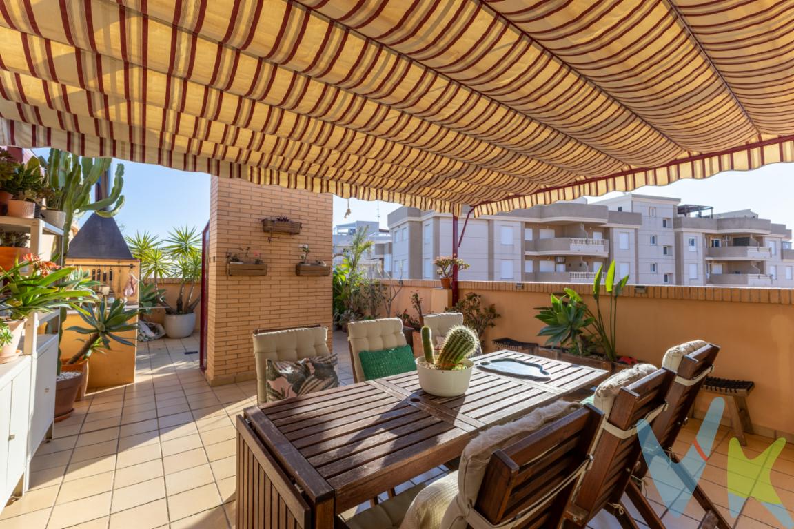 Semi-ático muy luminoso en Canet den Berenguer con gran terraza, balcón y piscina comunitaria, garaje y trastero.Te presentamos este exclusivo semi-ático en Canet den Berenguer, una vivienda que destaca por su amplitud exterior, su excelente luminosidad y su ubicación privilegiada, a pocos minutos de la playa.La vivienda cuenta con una distribución cómoda, funcional y muy bien aprovechada: amplio salón-comedor con salida directa a la terraza, cocina independiente completamente equipada, 2 dormitorios (uno principal y otro versátil, ideal como despacho, habitación juvenil o de invitados) y 1 baño completo.Todo ello en muy buen estado de conservación, listo para entrar a vivir desde el primer día.La vivienda se vende amueblada y con electrodomésticos, lo que permite una entrada inmediata sin necesidad de inversión adicional.La luz natural es protagonista en toda la vivienda, generando una sensación de amplitud y confort en cada estancia.Gran terraza privada de casi 50 m².El verdadero valor diferencial de la propiedad. Un espacio amplio y con privacidad donde crear diferentes ambientes: zona chill out, comedor exterior, área de relax o incluso zona de barbacoa.Perfecta para disfrutar del clima mediterráneo durante todo el año.Residencial con piscina comunitaria y zonas ajardinadas, en un entorno tranquilo y cuidado.Extras incluidos:.Plaza de garaje y trastero, aportando un extra de comodidad y espacio de almacenamiento, ideal para mantener la vivienda organizada y aprovechar al máximo cada rincón.Ubicación:.Situado en Canet den Berenguer, una de las zonas más demandadas de la costa valenciana, a pocos minutos de la playa y con todos los servicios cercanos: supermercados, restauración, ocio y buenas conexiones.CEE: Calificación energética G.Una propiedad que combina exterior, luz y ubicación, ideal como vivienda habitual, segunda residencia o inversión.Contáctanos para más información o concertar una visita.REF: 4674.