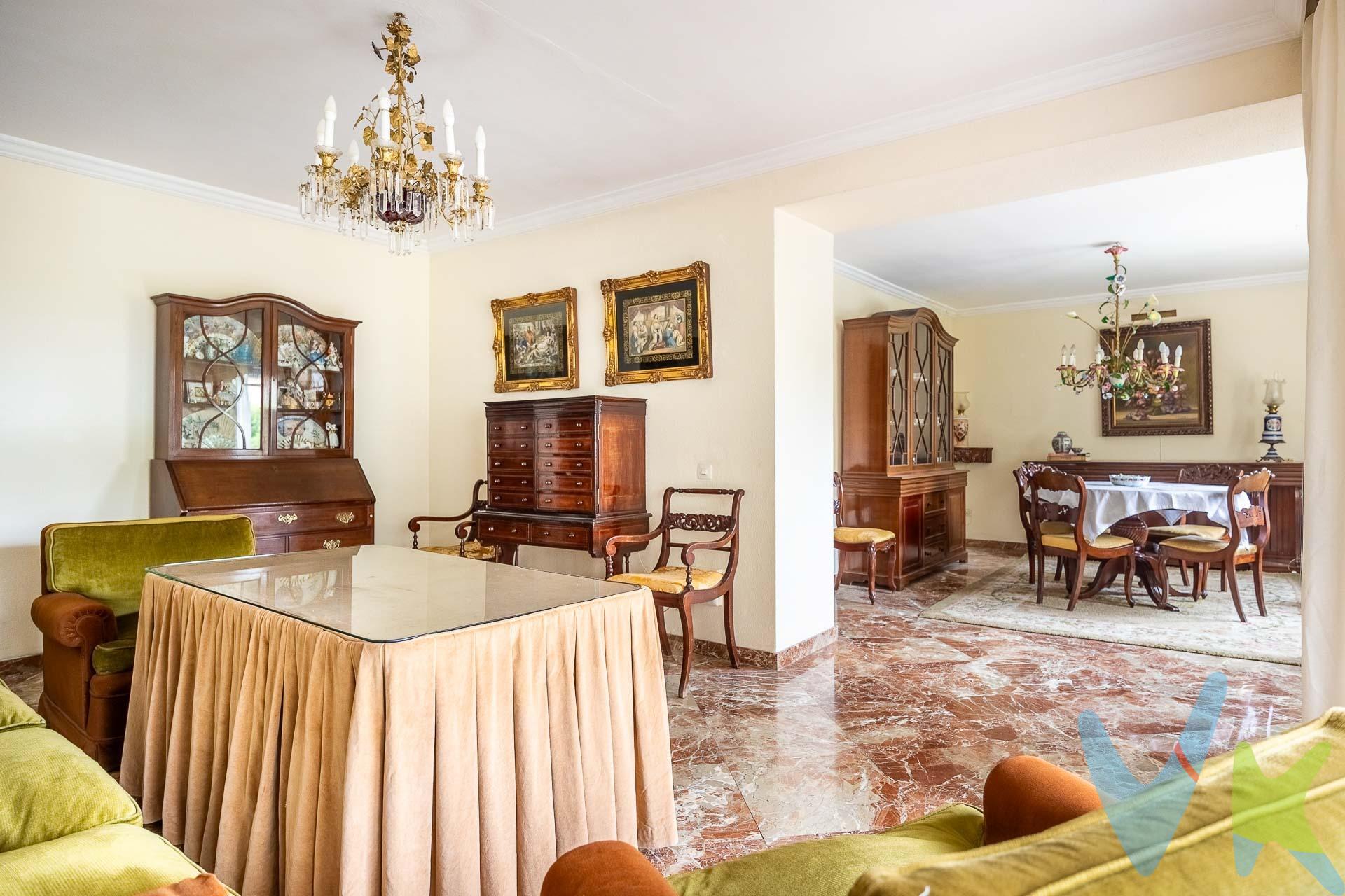 Descubra la comodidad de vivir en un piso donde el espacio y la luz natural son los verdaderos protagonistas.  . Ubicada en una exclusiva urbanización con jardines, piscina y club social, la vivienda incluye trastero. Esta vivienda de 207 m², totalmente exterior y situada en una segunda planta, destaca por su luminosidad excepcional en todas sus estancias. Distribución versátil y generosa, dispone de una amplitud y una luz infinita. Gran propiedad con club social y piscina un gran salón independiente, sala de estar adicional y una amplia cocina-comedor ideal para la vida familiar. Cuenta con cinco dormitorios (cuatro principales más uno de servicio) y tres baños completos. . Sus dos terrazas privadas son el rincón perfecto para relajarse al aire libre. Plaza opcional en edificio colindante (40.000 €). En cumplimiento de las obligaciones de información previstas en la Ley 10/2025, de 28 de diciembre, de servicios de atención a la clientela y transparencia, así como en la normativa sectorial vigente, el precio indicado no incluye los gastos e impuestos inherentes a la adquisición, los cuales se desglosan estimados o con posibilidad de calcularlos a continuación; los gastos más ajustados serán dados en el D. I. A. en la visita a inmuebles, o antes. •Gastos de Notaría: Los honorarios notariales se calcularán conforme al arancel oficial regulado en el Anexo I, del Real Decreto 1426/1989, de 17 de noviembre, por el que se aprueba el arancel Notarial. •Gastos de Registro: La inscripción en el Registro de la Propiedad se facturará según el arancel oficial establecido en el ANEXO I, del Real Decreto 1427/1989, de 17 de noviembre, por el que se aprueba el arancel Notarial. Igual enlace anterior. •Gastos de Gestión (Gestoría): Los honorarios por la tramitación administrativa, liquidación de impuestos e inscripción registral ascienden aproximadamente a [363] € (IVA incluido). •Honorarios Agencia del Vendedor: incluidos en el PVP. •Honorarios Agencia del comprador: Se informa que existen honorarios profesionales a cargo del adquirente, en aquellos casos, en que se hubieran contratados servicios de encargo de compra. NO VINCULADOS AL PRECIO DE COMPRA. Impuesto sobre Transmisiones Patrimoniales (ITP): Se aplicará el tipo impositivo vigente en Andalucía (generalmente el 7%, sin perjuicio de tipos reducidos del 6%. 3,5%, etc, aplicables según las circunstancias personales del comprador o las características del inmueble). El impuesto se devenga sobre el superior entre: 1. - Valor de Referencia de Catastro; y 2. - Precio de venta. Puede calcular su situación personal en el portal oficial de la A. T. de Andalucía. 