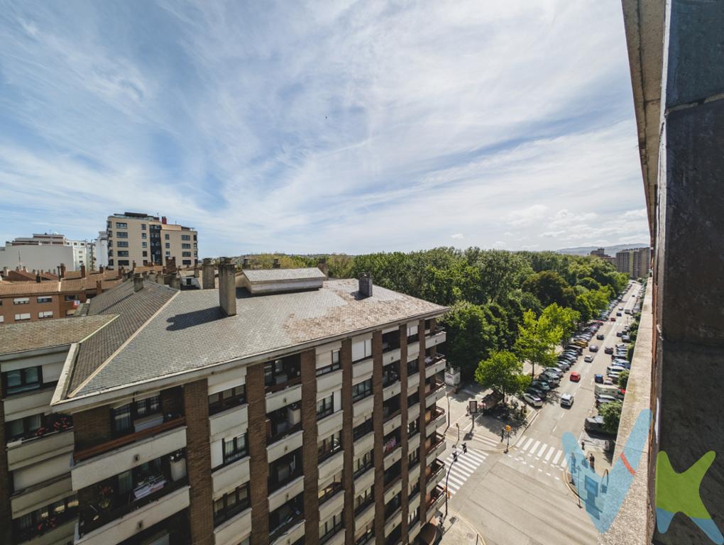 ¡Piso en venta en la calle Emilio Tuya, Gijón! Ubicación excepcional junto al Parque Isabel la Católica y la Playa de San Lorenzo Ponemos a la venta este estupendo piso situado en la novena planta de un edificio con ascensor, en una de las zonas más privilegiadas de Gijón: calle Emilio Tuya, a escasos metros del Parque Isabel la Católica y de la Playa de San Lorenzo.La vivienda cuenta con una distribución cómoda y funcional, tres dormitorios, el principal con baño en suite, amplio salón comedor con mucha luz, cocina independiente  y 2 baños completos.Gracias a su altura, el piso disfruta de excelente luz natural durante todo el día y vistas despejadas.   Es ideal tanto para quienes buscan una vivienda habitual en una ubicación inmejorable, como para quienes desean invertir en una de las zonas más demandadas de Gijón. La zona ofrece todos los servicios a mano: colegios, comercios, transporte público, zonas verdes, instalaciones deportivas y una amplia oferta gastronómica.No dejes pasar esta oportunidad de vivir o invertir en una de las mejores zonas de la ciudad.   ¡Contáctanos y agenda tu visita hoy mismo!  El precio no incluye gastos de notaría, registro e impuestos patrimoniales.