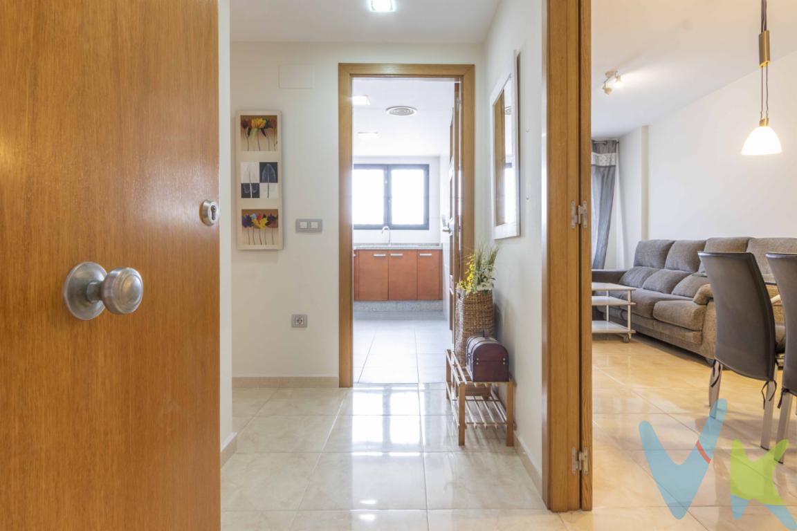 Si buscas un hogar cómodo, bien ubicado y listo para entrar a vivir, este piso en Meliana puede ser perfecto para ti. Se trata de una vivienda de 66 m², situada en una cuarta planta de un edificio seminuevo del año 2007, con ascensor y en excelente estado de conservación. Además, incluye una plaza de garaje y trastero en el mismo edificio, lo que aporta un extra de comodidad y almacenamiento.Distribución funcional y espacios llenos de luzEl piso cuenta con dos habitaciones, ideales tanto para una familia como para quienes necesitan un espacio extra para teletrabajo o invitados. El dormitorio principal dispone de baño en suite, proporcionando mayor privacidad y comodidad. Además, hay un segundo baño completo, perfecto para el día a día o para recibir visitas.Una de las grandes ventajas de esta vivienda es su luminosidad. Todas las estancias, excepto los baños, son exteriores, lo que permite disfrutar de mucha luz natural durante todo el día. Además, su excelente orientación y vistas despejadas aportan una sensación de amplitud y bienestar en cada rincón.Ubicación ideal: cerca de la huerta, la playa y ValenciaEste piso está situado en Meliana, una población que combina lo mejor de la vida tranquila con una excelente comunicación con Valencia. Desde aquí, puedes acceder a la ciudad de forma rápida gracias a la línea 3 de metro, que te deja en pleno centro en pocos minutos.La zona en la que se encuentra es residencial y tranquila, con todo lo que necesitas a tu alcance: parques, colegios, instituto, centro de salud, supermercados y comercio local. Además, Meliana está rodeada de huerta valenciana, ofreciendo un entorno natural privilegiado.Si disfrutas de la vida al aire libre, te encantará saber que la playa más cercana está a pocos kilómetros y puedes llegar a ella en bici o incluso caminando. Un plan perfecto para desconectar sin necesidad de coger el coche.¿Te imaginas viviendo aquí?Este piso tiene todo lo que necesitas: espacios cómodos, mucha luz, una ubicación perfecta y un entorno tranquilo. ¿Te gustaría venir a verlo en persona? Llámanos y agenda tu visita. ¡No pierdas la oportunidad de encontrar tu nuevo hogar en Meliana!