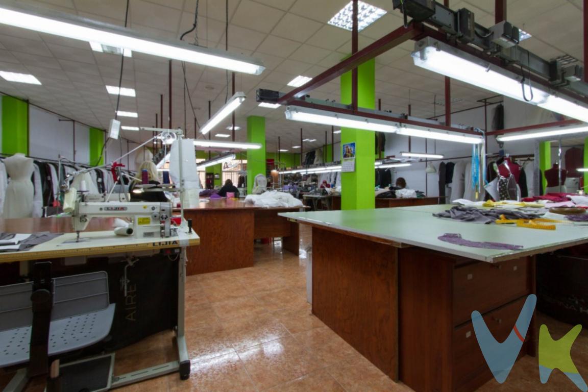 Gran bajo muy bien ubicado, cerca del ayuntamiento, de casi 400 m² diáfano!!! Está totalmente acondicionado ya que actualmente hay un taller de costura. Tiene una dimensión de 378m² y se distribuyen en un enorme espacio diáfano, dos aseos, una cocina equipada y una terraza interior de 15m².El bajo dispone de 3 aparatos de aire acondicionado (splits) de frio/calor, suelo porcelánico. Puede destinarse a taller, almacén, asociaciones, o cualquier actividad que su gran espacio te permita. Está ubicado en una finca con poca antiguedad, cerca del ayuntamiento y con fácil acceso al polígono. Agencia Registrada con el nº00516 en el Registro Obligatorio de Agentes Inmobiliarios de la Comunidad Valenciana   Por mandato expreso del propietario, COMERCIALIZAMOS ESTE INMUEBLE EN EXCLUSIVA, lo que le garantiza el acceso a toda la información, a un servicio de calidad, un trato fácil, sencillo y sin interferencias de terceros. Por este motivo, se ruega NO MOLESTAR AL PROPIETARIO, a los ocupantes de la propiedad o a los vecinos. Muchas gracias por su comprensión.   La oferta está sujeta a cambios de precio o retirada del mercado sin previo aviso. Este anuncio en su conjunto, incluyendo textos, fotos, imágenes o cualquier otro contenido de este, no es vinculante dado que la información es ofrecida por terceros y puede contener errores. Se muestra a título informativo y no contractual.  El precio anunciado NO INCLUYE los impuestos, ni los gastos como, Notario, Registro de la Propiedad, ni los honorarios de la agencia inmobiliaria.  Esta propiedad se pone a la venta con toda la documentación comprobada y en regla, por lo que ofrecemos GARANTIAS a los compradores.
