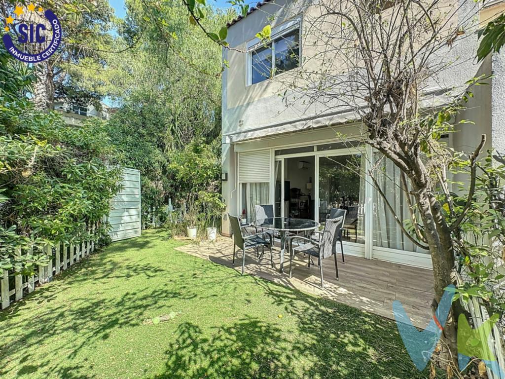 EXCLUSIVA RESIDENCIA EN CAMPOLIVAR, Godella — lujo, privacidad y bienestar a solo 10 minutos de Valencia. Descubra esta magnífica propiedad ubicada en la prestigiosa urbanización de Campolivar, una de las zonas más codiciadas y seguras de Valencia. Rodeada de naturaleza, tranquilidad y servicios de alto nivel, esta residencia ofrece una experiencia de vida excepcional para quienes valoran el confort, la privacidad y el estilo. ✨ Características destacadas:. • 	🌳 Urbanización privada con árboles maduros y piscina comunitaria. • 	🏫 Proximidad a colegios privados bilingües de reconocido prestigio. • 	🚗 A tan solo 10 minutos del centro de Valencia. 🏠 Distribución de la vivienda:. • 	Sótano: Espacio wellness con sauna y gimnasio privado. • 	Planta principal: Cocina moderna, baño de cortesía, amplio salón-comedor con acceso directo al jardín. • 	Primera planta: Dos habitaciones, incluyendo una suite principal con baño privado y vestidor; baño adicional. • 	Buhardilla: Espacio versátil ideal para estudio, salón de ocio, habitación adicional o despacho, con acceso a terraza privada. • 	Plaza de aparcamiento incluida. 📸 Las imágenes reflejan el estado original de la vivienda, mostrando su máximo potencial. Actualmente requiere una actualización estética menor, ideal para personalizar al gusto del comprador. 🌟 Esta propiedad es perfecta para quienes buscan un estilo de vida distinguido, rodeado de naturaleza y con acceso inmediato a los mejores servicios educativos y urbanos. . La descripción del presente inmueble e imágenes tienen mero carácter informativo y en ningún caso carácter contractual, pudiendo ser modificados por la inmobiliaria comercializadora sin que ello implique responsabilidad alguna frente a terceros. En el precio de venta a público, esta propiedad NO incluye los gastos de adquisición (Notario, registro, gestión, honorarios, etc…).