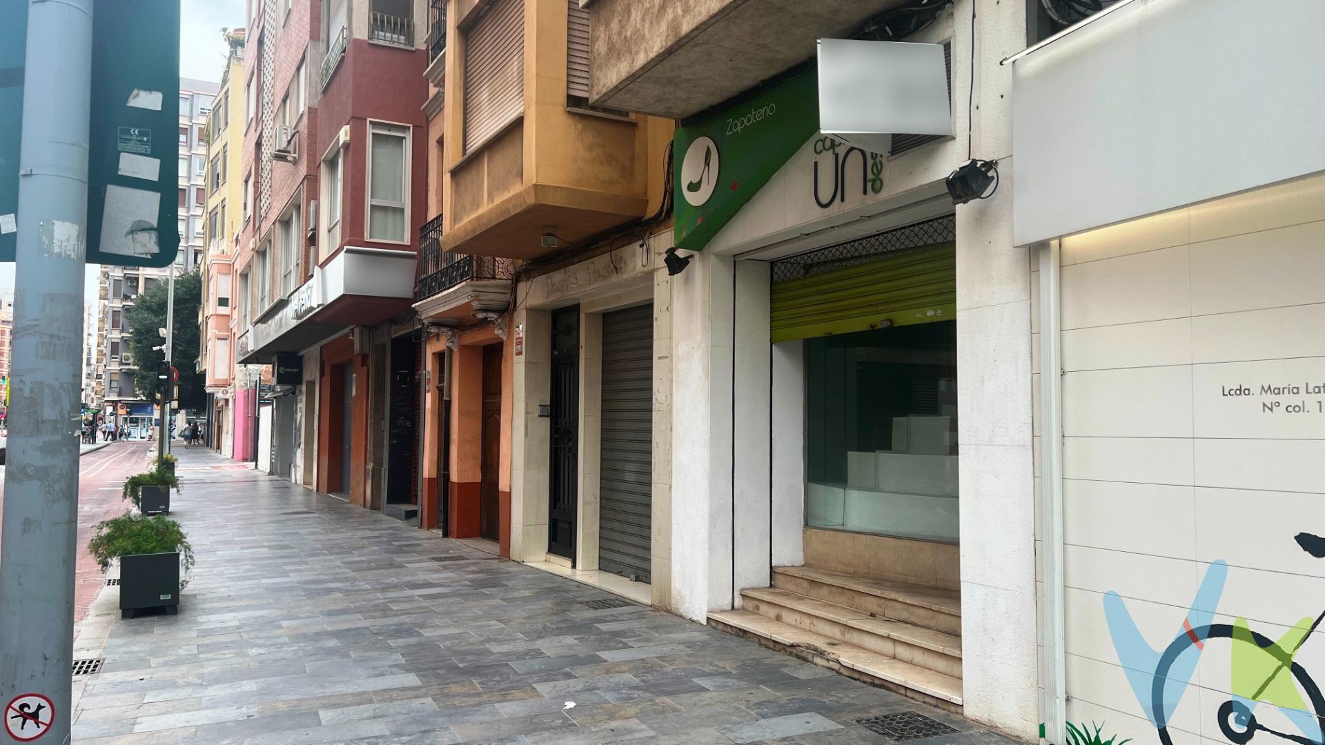 . Ubicación estratégica en Calle Gobernador muy cerca de plaza Juez Borrull donde confluyen paradas de bus y por supuesto muy cerca de calle Campoamor con doble acceso y gran visibilidad**. Este local comercial a pie de calle, situado en una de las zonas más transitadas de Castellón, ofrece una muy buena oportunidad para cualquier tipo de negocio. Con una fachada principal de aproximadamente 3 metros en la bien conocida Calle Gobernador y una secundaria en Calle Pescadores, además con parking de rotación a escasos metros. El espacio, de 89 metros cuadrados construidos según Catastro, cuenta con un escaparate con puerta enrollable que permite la vista, lo que facilita la visualización de tu negocio. Además, dispone de un pequeño almacén y un aseo, lo que lo hace perfecto para cualquier actividad comercial. La doble entrada permite una versatilidad única: utiliza la fachada principal para la atención al cliente y la posterior como almacén o acceso adicional. No pierdas la oportunidad de establecer tu negocio en una ubicación inmejorable y muy conocida en Castellón, cerca de paradas de bus, tram y parking público y además rodeado de la vitalidad comercial de Castellón. ¡Contáctanos para más detalles!