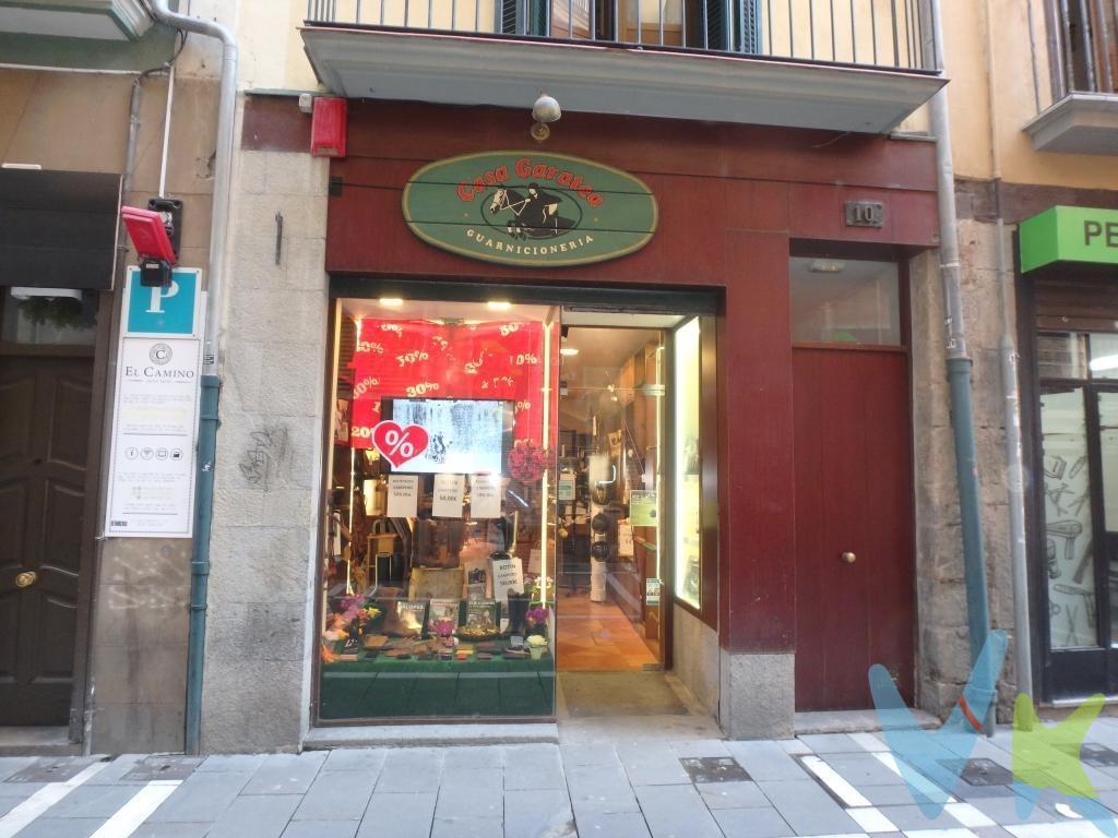 Casa Garatea tras más de 100 años, 3 generaciones atendiendo la especialidad el sector de artículos y equipamiento de hípica, toca jubilarse. Es por ese motivo que te ofrecemos la posibilidad de continuar con el negocio (te enseñarán todos los secretos y entresijos que debas de saber para tomar las riendas del negocio). Vendemos el local con la posibilidad o no del traspaso. Local comercial en el centro de Pamplona, reformado, y buenísima ubicación en la calle San Gregorio, una zona de tránsito de personas ideal para tener tu propio negocio. Son 67,41 mt2 construidos, puerta de cristal y escaparate, diáfano, con 1 aseo y pequeño almacén. Edificio y tienda reformados, no tiene gastos de comunidad. Dispone de alarma y detección de incendios. . 