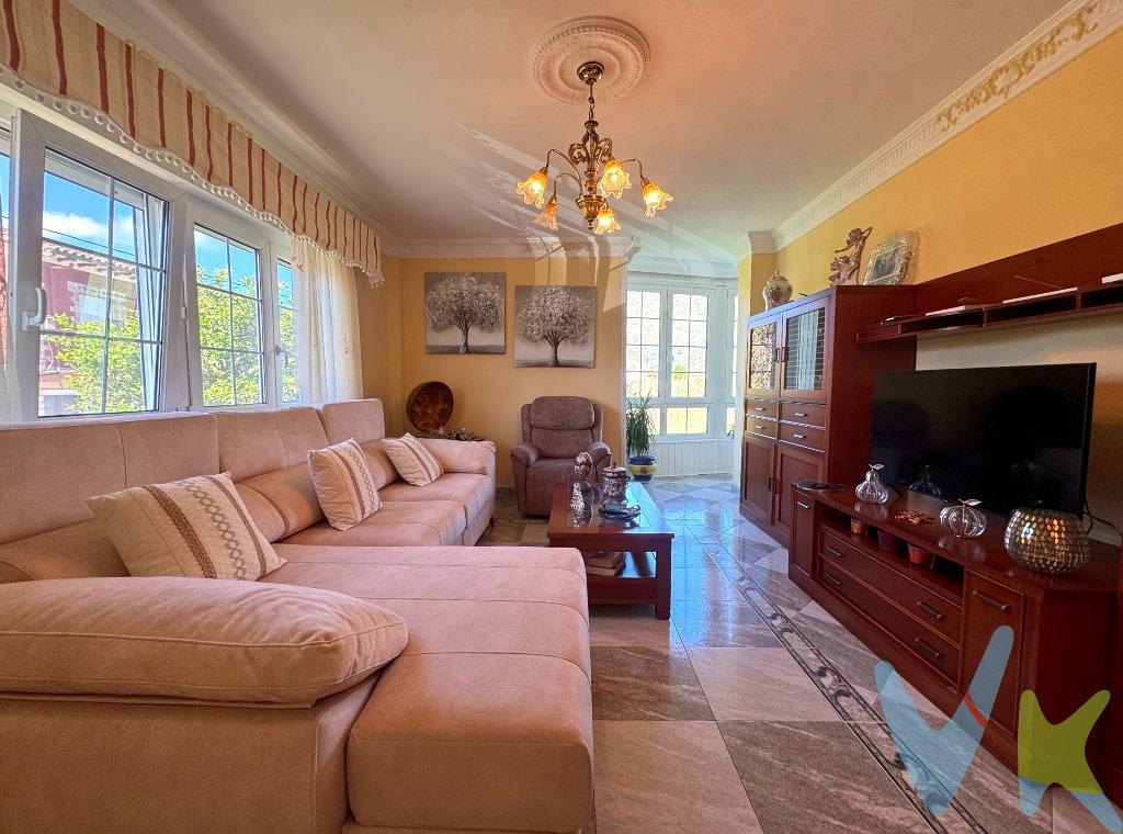 Chalet Pareado con Terreno en San Felices de Buelna — Luz, espacio y tranquilidad a un paso de todo . Si buscas un hogar donde disfrutar de la calma sin renunciar a las comodidades del día a día, este chalet pareado en San Felices de Buelna es una oportunidad que no puedes dejar escapar. Ubicado en una zona tranquila y bien comunicada, con vistas despejadas al entorno natural, este inmueble combina el encanto de la vida en un entorno rural con la comodidad de tener todos los servicios a pocos minutos.  Características principales:. Edificación moderna, sólida y bien construida, con forjados de hormigón que garantizan durabilidad y confort. -Muy luminoso y bien cuidado, con espacios amplios y una distribución excelente. - Se vende sin mobiliario, ideal para quienes desean personalizar cada rincón a su gusto.  Distribución por plantas:. Planta principal: Espacio de vida cómodo y funcional con cocina independiente, baño completo, comedor y un salón amplio que invita al descanso y la convivencia. Planta bajo cubierta: Zona de descanso con tres habitaciones luminosas y un baño, perfecta para una familia o para quienes buscan amplitud y privacidad. Planta sótano: Espacio adicional con múltiples posibilidades (almacenaje, zona de ocio, gimnasio, etc.).  Terreno y entorno:. La vivienda cuenta con terreno propio, un espacio ideal para disfrutar al aire libre, crear un jardín, instalar una zona de juegos o simplemente relajarse con vistas abiertas y sin ruidos. Ubicación privilegiada:. Situada en San Felices de Buelna, una localidad acogedora que dispone de ayuntamiento, colegio, supermercado, centro médico, banco, farmacia, polideportivo, piscina municipal, cafeterías y sala de cultura. A tan solo 3 km de Los Corrales de Buelna, donde encontrarás una oferta aún más amplia de servicios, comercios y conexiones. La zona combina el carácter industrial y ganadero tradicional con una creciente demanda residencial, lo que convierte a este chalet en una excelente opción tanto para vivir todo el año como para invertir en una propiedad con gran potencial de valor. Un hogar lleno de luz, espacio y posibilidades, en un entorno natural y bien comunicado. Gastos de la transacción: Compra sujeta al Impuesto de Transmisiones Patrimoniales. El adquiriente deberá hacerse cargo del coste de la escritura y su inscripción en el Registro de la Propiedad. 