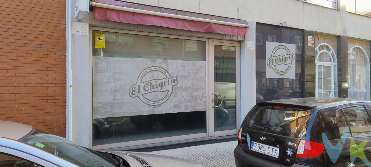  Se presenta una excelente oportunidad de inversión en un local comercial disponible para venta en la dinámica zona de Moreda, Gijón. Este espacioso inmueble cuenta con 52,56 metros cuadrados construidos, de los cuales 49,69 metros cuadrados son útiles, ofreciendo un amplio espacio adaptable a diversas necesidades empresariales. Ubicado en un edificio construido en 1994, este local combina modernidad con una localización estratégica, ideal para emprendedores y empresas que buscan establecerse en una vibrante área urbana.Sus dos aseos proporcionan comodidad tanto para el personal como para los clientes, un detalle importante para cualquier tipo de negocio que se establezca en este local. La distribución del espacio es sobresaliente, con un diseño que permite maximizar la funcionalidad y aprovechar al máximo cada metro cuadrado. La luminosidad natural también es un factor destacable, creando un ambiente agradable y acogedor, perfecto para recibir a los clientes con la mejor impresión posible.La ubicación del inmueble es inmejorable. Situado en Moreda, una de las áreas más dinámicas y conectadas de Gijón, el local se beneficia de su proximidad a importantes medios de transporte, lo que favorece tanto el acceso del personal como la llegada de clientes. A tan solo unos pasos, se encuentran paradas de autobús, una estación de tren y frente al polideportivo municipal, lo que proporciona múltiples opciones de transporte público y una gran fluidez de movimiento, tanto dentro como fuera de la ciudad.Además del excelente acceso al transporte, la zona de Moreda se caracteriza por su actividad comercial y residencial, lo que garantiza un entorno con alto tránsito peatonal y un flujo constante de posibles clientes. La comunidad local es diversa y activa, lo que representa una gran oportunidad para cualquier negocio buscando atraer a diferentes segmentos de mercado. La cercanía a otras tiendas, servicios y áreas residenciales hace de este lugar una elección inmejorable para establecer cualquier tipo de comercio o servicio.Este local, debido a sus características y ubicación, es una elección idónea para quienes desean iniciar un negocio rentable en una ciudad con tanto movimiento como Gijón. La versatilidad del espacio permite adaptarlo a diferentes sectores, ya sea una tienda, una oficina o un establecimiento dedicado a servicios. La inversión en este tipo de propiedad en una zona con tal demanda promete una alta rentabilidad y una rápida valorización.Invitamos a todos los interesados a visitar este atractivo local. La visita permitirá corroborar todas las cualidades únicas que este inmueble tiene para ofrecer y comprobar de primera mano su magnífica ubicación y potencial. Hay pocas oportunidades como esta en el mercado, donde la localización, el espacio y las facilidades se combinan de tal manera para ofrecer tanto a los dueños como a los clientes una experiencia inmejorable.Para más información y para agendar su visita, no dude en ponerse en contacto con nosotros. Estamos aquí para asistirte en cada paso del camino para asegurar que esta propiedad sea la elección perfecta para ti y tu negocio. La decisión de invertir en este local es el inicio de un futuro exitoso y prometedor en el mundo comercial de Gijón. No dejes pasar esta oportunidad única, estamos seguros de que este espacio superará tus expectativas.Contamos con más de 35 años de experiencia acreditada y nuestro objetivo es garantizarle un servicio de compra humano, ético, de calidad, fácil y seguro. Nuestro equipo lo integran agentes con la titulación AIR (Agente Inmobiliario Registrado), somos CRS (Council of Residential Specialist) y API. (Agente de la Propiedad Inmobiliaria Colegiado nº248). Contamos con un seguro de Caución que nos permite garantizar el depósito de las cantidades entregadas por nuestros clientes.Te ayudamos con la financiación con las mejores condiciones hipotecarias hasta el 100%.Consulte en nuestras reseñas de Google lo que opinan los clientes que ya han trabajado con nosotros.El precio no incluye gastos de notaría, registro e impuesto de transmisiones 