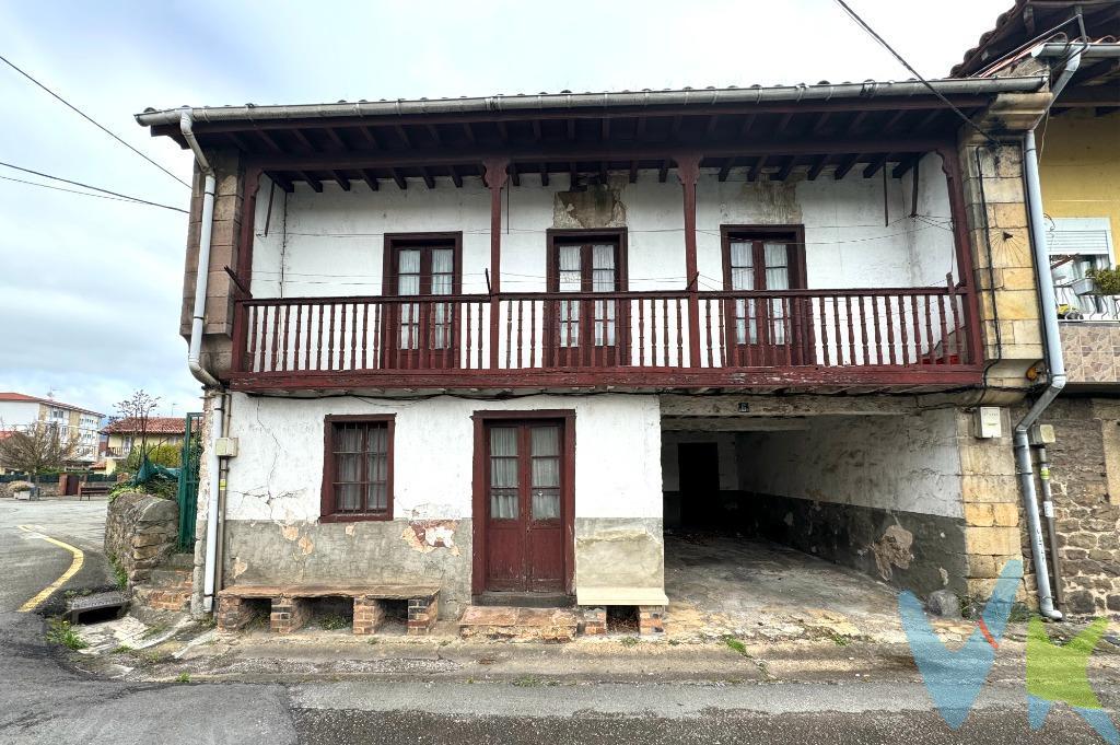 Casa montañesa con terreno, para reformar, en Los Corrales de Buelna. . Casa de piedra con balcón estilo montañés. En planta baja consta de un bar, cocina y almacén. Vivienda en la planta de arriba, con trastero. Ideal para reformar con posibilidad de hacer tres viviendas independientes. Próximo al centro de Los Corrales de Buelna. Cerca de servicios, comercios y .  Bien comunicado, con acceso desde la carretera general.  . Gastos de transacción:. Compra sujeta al Impuesto de transmisiones patrimoniales. El adquirente se hará cargo del coste de la escritura y su inscripción en Registro de la Propiedad.