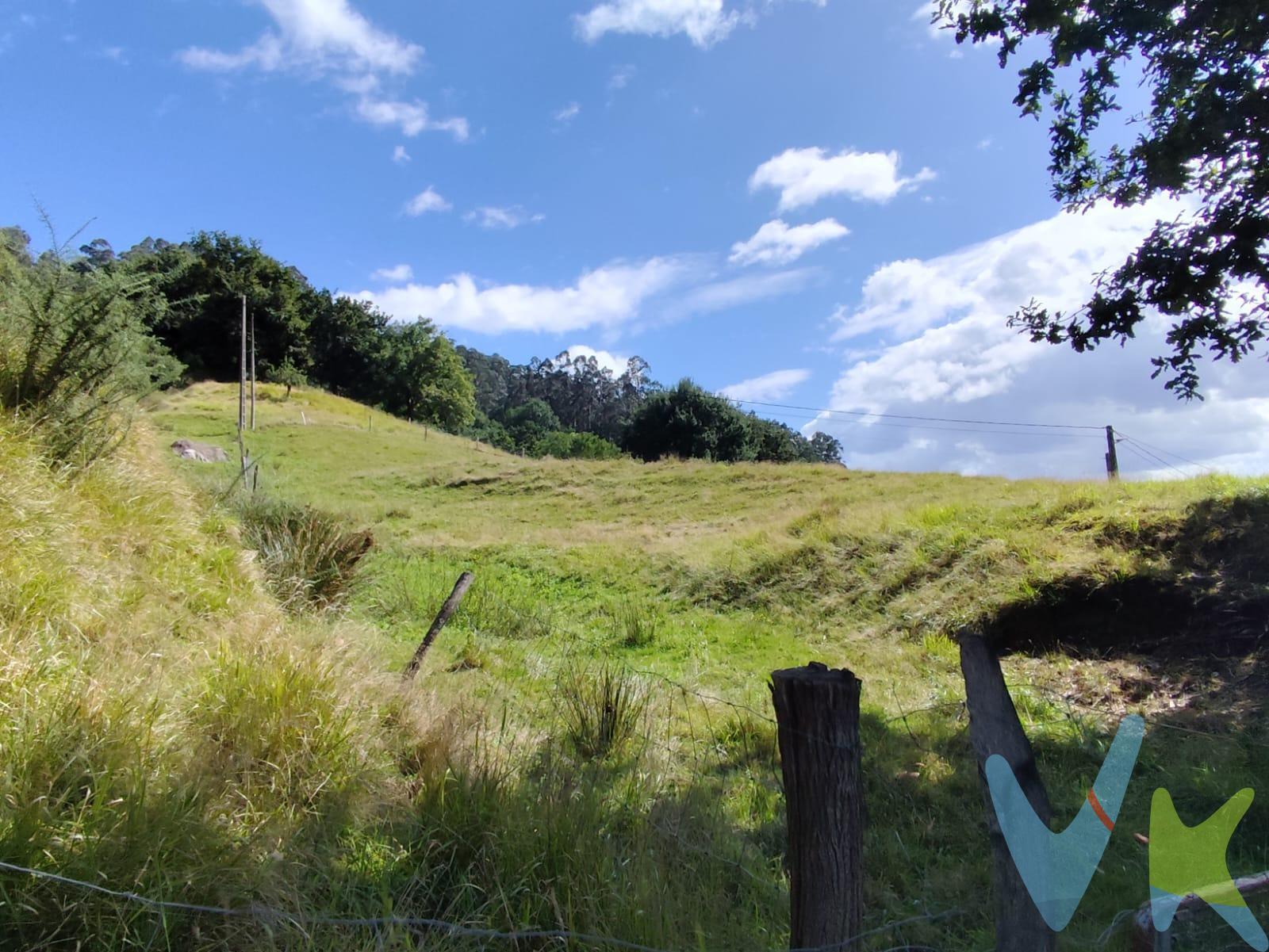 Descubre esta maravillosa parcela urbanizable, un lugar ideal para construir la casa de tus sueños. Situada en una zona soleada que ofrece impresionantes vistas al valle, disfrutarás cada día de amaneceres y atardeceres inolvidables. Su privilegiada ubicación te sitúa a pocos minutos de la histórica Real Colegiata de Castañeda, donde podrás sumergirte en el encanto cultural del entorno. Además, cuenta con excelente comunicación por carretera y autovía que facilita los desplazamientos hacia Torrelavega y otras localidades cercanas; ¡a solo 10 minutos! Con una edificabilidad del 10%, tienes ante ti una oportunidad única para desarrollar tu proyecto personal o invertir en este atractivo terreno. No pierdas la oportunidad de vivir rodeado/a por naturaleza sin renunciar a las comodidades modernas. Los impuestos, gatos de notaría y registro no están incluidos en el precio.