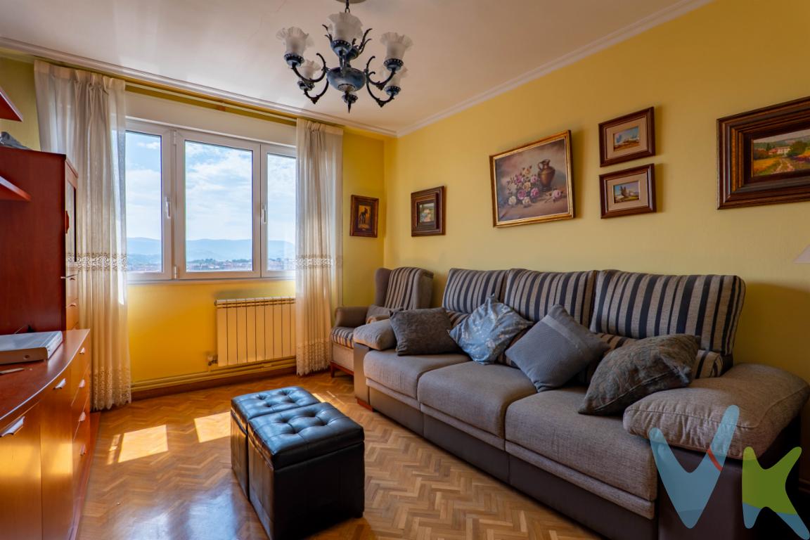 Magnífica vivienda situada en una novena planta en la zona de Nuevo Gijón, junto a El Corte Inglés. Gracias a su altura, su orientación sureste-suroeste y su distribución totalmente exterior, el piso disfruta de abundante luz natural y sol durante gran parte del día.La vivienda dispone de tres dormitorios, un amplio salón, cocina y baño. Todas las estancias son exteriores, lo que proporciona una agradable sensación de amplitud y luminosidad.El inmueble se encuentra en buen estado y está listo para entrar a vivir. Además, el edificio cuenta con fachada, portal y ascensor recientemente renovados.Ubicado en una zona consolidada y muy comercial, con todos los servicios necesarios al alcance: supermercados, comercios, centros educativos, transporte público y zonas de ocio. El Centro de Salud de Pumarín se encuentra a menos de tres minutos de la vivienda.Su situación permite también disfrutar de excelentes comunicaciones con las principales vías de entrada y salida de Gijón.Una vivienda luminosa, exterior y bien comunicada, ideal tanto como residencia habitual como para inversión.Se informa a los interesados de que el precio de venta no incluye el Impuesto de Transmisiones Patrimoniales (ITP), ni los gastos de notaría, registro de la propiedad y otros gastos asociados a la compraventa, así como tampoco los honorarios de la agencia inmobiliaria a cargo del comprador.