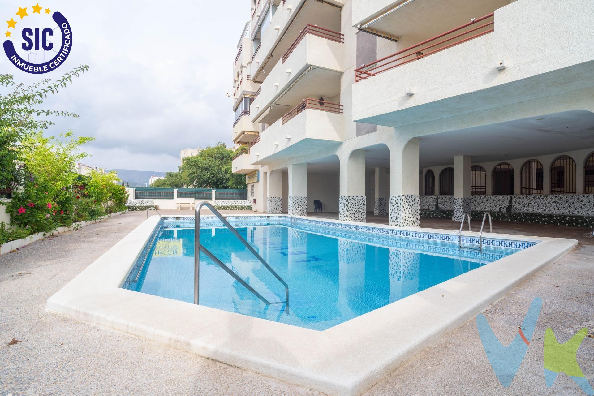 Descubre este magnífico apartamento de 3 dormitorios, situado en Oropesa del Mar, específicamente en la prestigiosa zona de Marina D'Or. Con una superficie construida de 88 m² y útil de 76 m², esta propiedad ofrece un amplio espacio para disfrutar con familia y amigos. El inmueble cuenta con tres habitaciones dobles luminosas y dos baños completos que aseguran comodidad a todos sus ocupantes. Su conservación es original, lo que brinda al nuevo propietario la oportunidad perfecta para personalizarlo a su estilo. Orientado hacia el noreste, podrás gozar durante todo el día de luz natural mientras contemplas las vistas desde tu terraza privada; además se encuentra únicamente a tan solo 50 metros del mar, permitiendo acceder fácilmente a las hermosas playas locales. La urbanización donde está ubicado presenta múltiples comodidades: parking privado incluido; piscina comunitaria perfecta para relajarse bajo el sol veraniego. Entorno apacible e idóneo tanto para familias como parejas jóvenes. A pie de playa, Marina d'Or – Ciudad de Vacaciones, y dentro sus 500.000 metros cuadrados de zonas verdes y ajardinadas, ofrece 24.000 metros cuadrados de césped natural en primera línea, ideales para tus vacaciones con niños y una alternativa perfecta al resto de playas de arena del complejo. Esta zona verde, está equipada con kioscos de playa, zona náutica y jardines, hacen las delicias de niños y mayores. Las playas Morro de Gos y Amplàries, conforman la línea de costa de Marina d'Or Ciudad de Vacaciones y están equipadas, en la época estival, de puesto de Cruz Roja y categoría de playa accesible. Su calidad de servicios queda certificada con la ISO 14001 y Q de Qualitur. Los metros útiles son aproximados. Este inmueble es en exclusiva, con lo que le facilitamos cualquier información sobre la vivienda. Por este motivo, solicitamos no molesten al propietario, ocupantes de la propiedad, vecinos o conserje de la comunidad. . Muchas gracias por su comprensión. El precio indicado puede sufrir variaciones. En todos los casos los precios expuestos son más impuestos y gastos derivados de la transmisión del inmueble . La operación esta sujeta al Impuesto de Transmisiones Patrimoniales (ITP), cuyo tipo general es del 9%, gastos de Notaría, Registro de la Propiedad y en su caso, gestoría.