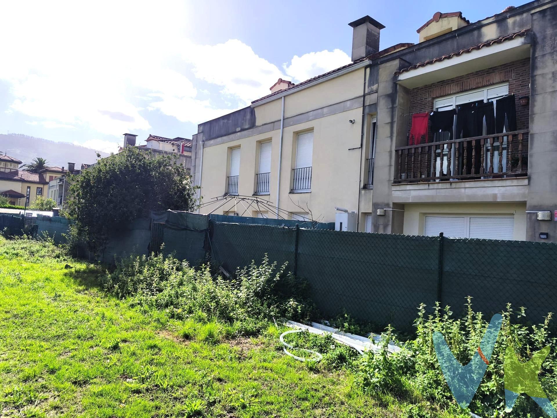 Porque hay lugares que visitas y lugares en los que te quedas, vamos a presentaros este piso en La Cueva, Castañeda, un rincon de tranquilidad y rodeado de zonas verdes pero sin renunciar a los servicios necesarios para el día a día; a cinco minutos de Saron y doce de Torrelavega, esta vivienda se convierte el el lugar ideal para vivir o como segunda residencia. Distribuido en dos habitaciones, salón comedor con salida a balcón, cocina independiente equipada y un amplio baño. Todas las estancias con grandes ventanales y vistas al valle, soleado gracias a su orientación y preparado para entrar a vivir. Por si esto fuera poco, en el precio está incluido un garaje cerrado dentro de la misma urbanización. Vas a esperar a que se te adelanten o vas a pedirnos una visita?? En tus manos está disfrutar y respirar la calma verde de Castañeda!!!!. Los impuestos, gastos de notaría y registro no están incluidos en el precio. 