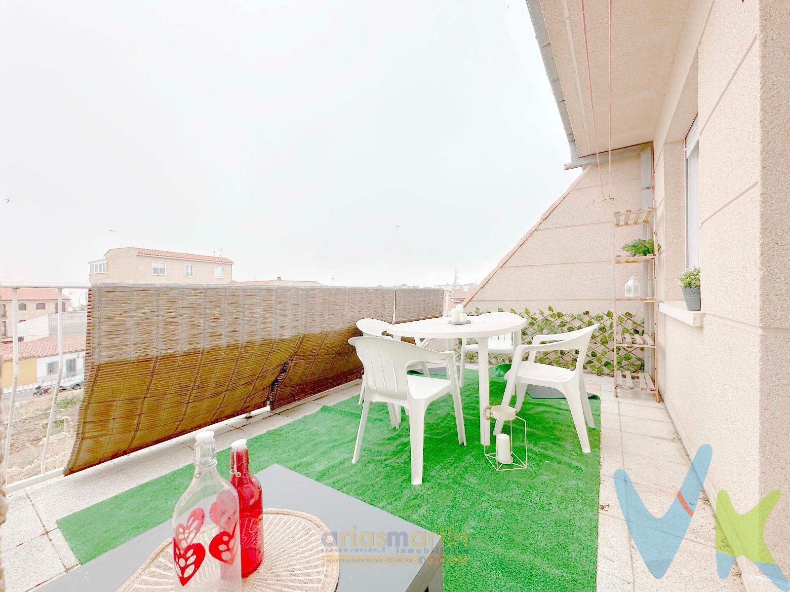Ático en venta con terraza y plaza de garaje en Pizarrales. 2 dormitorios, baño, salón y terraza con vistas despejadas.