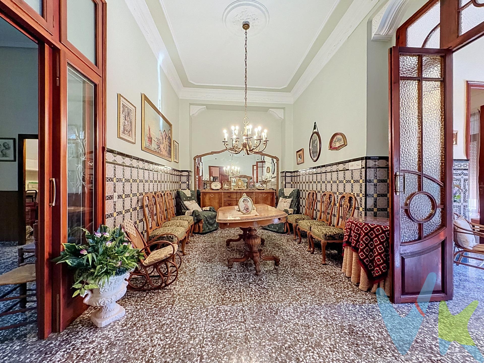 Se vende magnífica propiedad situada en plena plaza del pueblo, compuesta por una amplia casa tradicional y un piso de aprox. 170-180 m². Ambas viviendas están comunicadas por el interior, pero cuentan con accesos independientes desde dos calles diferentes, ofreciendo comodidad, privacidad y múltiples opciones de uso. UNA CASA CON ENCANTO Y MUCHAS POSIBILIDADES. La casa tradicional se distribuye en varias plantas y ofrece amplios espacios para adaptarlos a tus necesidades. En la planta baja dispone de tres habitaciones, hall de entrada, dos salas, cocina, baño, patio interior y un almacén comunicado directamente con la cochera, que también cuenta con un aseo. En la planta superior encontramos otras tres habitaciones y, en la última planta, un desván y una terraza con posibilidades para crear nuevos espacios y disfrutar de un rincón al aire libre. La casa necesita algunas reformas, una oportunidad perfecta para renovar sus estancias y darle tu propio estilo, conservando el carácter de una vivienda tradicional. UN PISO AMPLIO LISTO PARA ENTRAR A VIVIR. El piso, con una superficie aproximada de 180 m², está en condiciones para entrar a vivir y cuenta con una distribución espaciosa y funcional. Dispone de cuatro habitaciones, despacho, cocina, un aseo, un baño completo, un almacén y una estancia auxiliar junto a la cocina habilitada como paellero. ¿POR QUÉ ES UNA PROPIEDAD ESPECIAL?. Ubicación privilegiada, en plena plaza del pueblo. Dos viviendas comunicadas interiormente. Accesos independientes desde dos calles. Un piso listo para entrar a vivir. Una casa tradicional con posibilidades de reforma y personalización. Amplios espacios, patio, cochera, desván y terraza. IDEAL PARA FAMILIAS, DOS GENERACIONES O QUIENES BUSCAN ESPACIO Y VERSATILIDAD. Una oportunidad para vivir en una de las viviendas y disponer de la otra para familiares, invitados o incluso valorar otras opciones de uso, según las necesidades del comprador y la normativa aplicable. Si buscas una propiedad amplia, con independencia entre espacios y posibilidades para crear el hogar que deseas, ¡ven a descubrir todo lo que esta propiedad puede ofrecerte!. VENTA:. PVP 298.900€. Gastos e impuestos no incluidos en el precio. La compra conlleva impuestos y gastos de formalización para el comprador. A título orientativo se informa que en segundas transmisiones el ITP con carácter general en Valencia es del 9%, pudiendo existir otros tipos impositivos atendiendo a las circunstancias personales del comprador u otras circunstancias previstas legalmente. Base imponible del impuesto el mayor valor entre el precio de compraventa, la tasación o el valor de referencia catastral. En cuanto a los gastos de notaría y registro, en su caso, suelen oscilar aprox. entre 1,5% y 2,5% (aranceles variables según precio, n.º de copias y complejidad). El comprador elige notario. Si el comprador precisase de hipoteca: tasación, condiciones y costes bancarios serán según entidad elegida por el comprador, así como los gastos de gestoría, y cualesquiera otros gastos inherentes a la formalización de la compraventa que legalmente correspondan a la parte compradora, salvo pacto expreso en contrario con el vendedor. El consumidor tiene, conforme a la normativa vigente, a su disposición información y documentación adicional relativa al inmueble y condiciones de la compraventa, que podrá ser consultada en C/Joaquín Costa 4, bajo 46005 Valencia o urbe2@remax.es. Honorarios de mediación inmobiliaria a cargo del COMPRADOR: (3% del precio final de venta más IVA (21%), salvo otro pacto.); y de VENDEDOR (según acuerdo con el mismo). Se informa al consumidor que la agencia actúa como intermediaria inmobiliaria en la operación, estando cualquier eventual compraventa y sus condiciones sujeta a la aceptación expresa del propietario-vendedor y a la posterior formalización del correspondiente contrato.