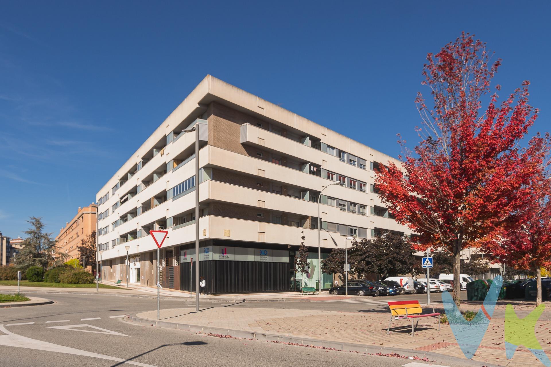 Se vende amplio local de oficina de 112 m² distribuidos en dos plantas, situado en una ubicación estratégica, junto al estadio El Sadar y con excelente acceso desde las principales vías de Pamplona. Local de oficina listo para entrar a trabajar con bomba de calor y frio, baño completo, con acceso desde la vía publica. Situado en una zona de gran tránsito, junto a comercios, servicios y transporte público. Ideal para despacho profesional, consultoría, academia o cualquier actividad administrativa o de atención al público. GASTOS E IMPUESTO NO INCLUIDOS