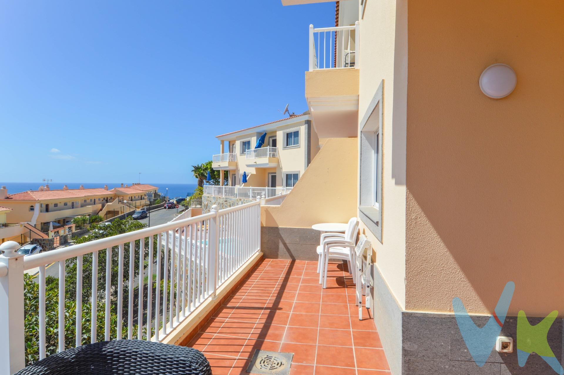 Descubra su nuevo refugio en la zona más exclusiva de Arguineguín📍 Este impecable apartamento de dos dormitorios en Loma Dos no es solo una propiedad, es un estilo de vida. Ubicado en un complejo residencial de primer nivel que destaca por su diseño y accesibilidad, esta vivienda ofrece todo lo que busca para disfrutar de su estancia en la isla☀️🌴 Piscina comunitaria con vistas, solarium y acceso directo al garage desde la calle. . El corazón de la casa es, sin duda, su espectacular terraza de 15metros cuadrados. Un espacio privado donde el azul se funde con el horizonte, convirtiéndose en el escenario perfecto para sus cenas bajo las estrellas o desayunos al aire libre. En el interior, la luz es la protagonista: un salón bañado por la calidez del atardecer gracias a su orientación privilegiada, una cocina moderna totalmente equipada y dos dormitorios (uno doble y uno sencillo) diseñados para el descanso absoluto y un baño completo. . ✅Un extra absoluto en esta ubicación es que la propiedad incluye una plaza de garage de 15 metros cuadrados en el precio🚗. Disfruta de la vibrante vida de Arguineguín, con sus terrazas 🍹restaurantes de pescado fresco y cafeterías ☕ con encanto, proximidad a la playa, todo a pocos minutos en coche de tu puerta 🏖️. 🔑*Visitas a la propiedad*: Todos los interesados en ver la propiedad deberán presentar un documento de identificación válido, como DNI, NIE o pasaporte, antes de la visita. Además, se requerirá que firmen una hoja de visita al ingresar a la propiedad. INFORMACION ADICIONAL:. - El uso de la propiedad estará siempre sujeto a la legislación vigente. - Información legal: El Precio de Venta al Público (PVP) no incluye impuestos ni gastos de escritura, que legalmente corresponden al comprador y se estiman entre un 8% y 10% adicional. Estos costes comprenden el ITP (6,5% general, sujeto a excepciones) en viviendas de segunda mano, o IGIC (7%) y AJD (1%) en obra nueva, además de aranceles de Notaría y Registro (aprox. 0,3% - 0,8%) y gestión documental. La base imponible se calculará sobre el mayor valor entre el precio de venta, la tasación o el valor de referencia catastral. Los gastos derivados de la financiación (tasación y gastos bancarios) corren a cargo del comprador según su elección, mientras que los honorarios de intermediación inmobiliaria están incluidos en el precio y son asumidos por el vendedor. Operación sujeta a aceptación expresa del vendedor e información legal completa a disposición del consumidor. - La información sobre la propiedad está sujeta a posibles errores y cambios involuntarios. . 