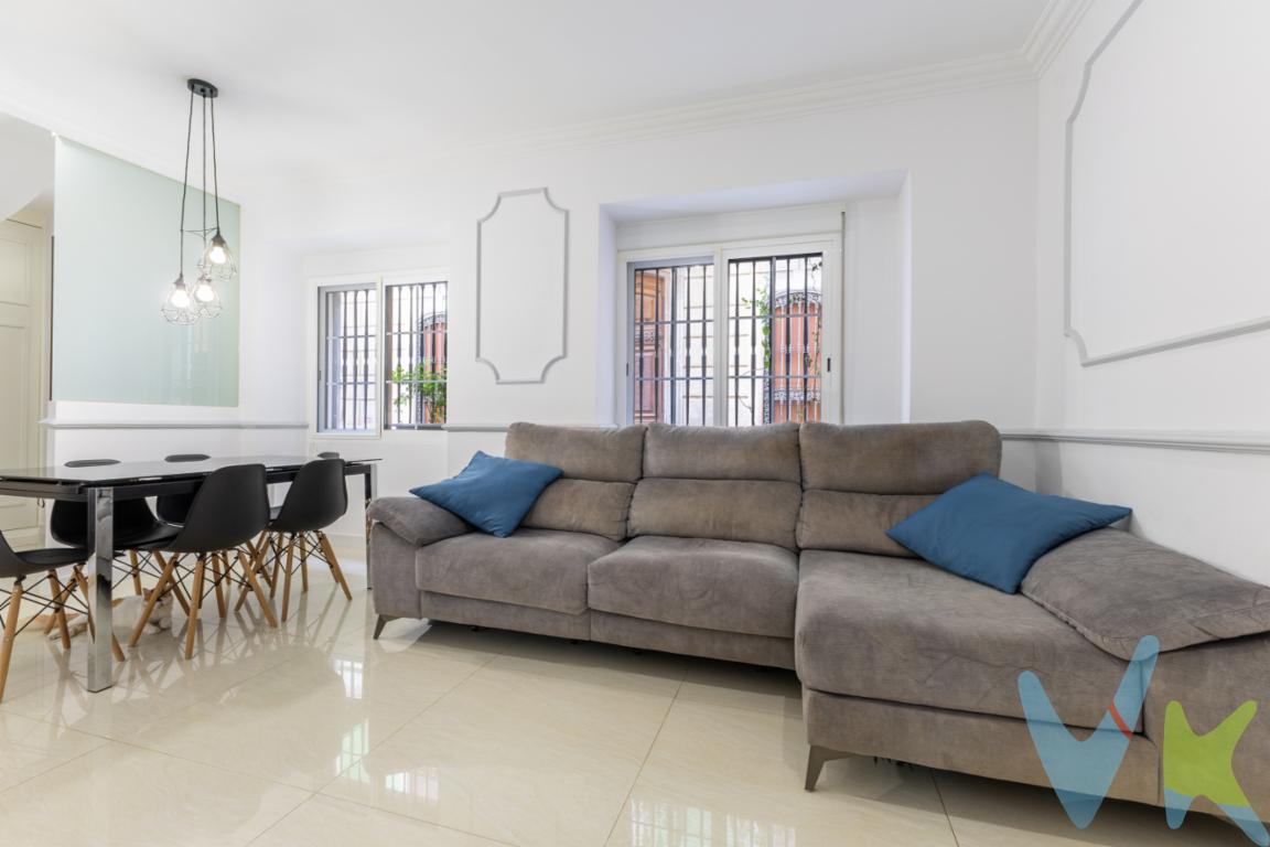  Amplia casa de 258 m² con 5 habitaciones, 4 baños, garaje y terraza en PuçolDescubre esta magnífica vivienda situada en una tranquila zona residencial de Puçol, una casa ideal para quienes buscan amplitud, comodidad y versatilidad, sin renunciar a una ubicación práctica y bien comunicada.Con 258 m² construidos, la propiedad destaca por sus espacios amplios, luminosos y bien distribuidos, ofreciendo múltiples posibilidades para adaptarse a las necesidades de cada familia.La vivienda cuenta con 5 habitaciones y 4 baños, además de estancias que pueden utilizarse como despacho, zona de estudio, habitación de invitados o sala de ocio.Una última planta con muchas posibilidadesUno de los grandes atractivos de esta vivienda es su última planta, completamente equipada, que dispone de cocina, salón-comedor, baño, habitación y terraza. Un espacio independiente , perfecto para disfrutar de mayor privacidad, recibir invitados, crear una zona para familiares o incluso disponer de un espacio adicional para el día a día.Una ubicación cómoda y bien comunicadaLa vivienda se encuentra en una zona tranquila de Puçol, con todos los servicios necesarios para disfrutar de una vida cómoda.A pocos minutos a pie encontrarás paradas de autobús y la estación de tren de Puçol, facilitando los desplazamientos por el municipio y la conexión con Valencia y otras localidades cercanas.Además, Puçol ofrece una amplia variedad de servicios y equipamientos, como colegios, centros de salud, supermercados, comercios, restaurantes y diferentes opciones de ocio, combinando la tranquilidad de un entorno residencial con la proximidad a Valencia. ?Visite el reportaje fotográfico, el tour virtual, el vídeo y los planos disponibles* para conocer todos los detalles.El precio del inmueble no incluye los honorarios de la agencia que ascienden al 3% del precio final del inmueble, (con un mínimo de 3.000EUR), ni los gastos de notaría y registro de la propiedad (que están sujetos a aranceles y varían dependiendo del precio de escrituración), ni los impuestos (que en la Comunitat Valenciana varían dependiendo del precio del inmueble y de las características personales del comprador).Por mandato expreso del propietario, comercializamos este inmueble en exclusiva, por lo que garantizamos un servicio de calidad, un trato fácil, sencillo y sin interferencias de terceros. Por este motivo, se ruega no molestar al propietario, a los ocupantes de la propiedad, a los vecinos, o conserjes del edificio o urbanización si los hubiera. Muchas gracias por su comprensión. La oferta está sujeta a cambios de precio o retirada del mercado sin previo aviso. Este anuncio en su conjunto, incluyendo textos, fotos, imágenes o cualquier otro contenido del mismo, no es vinculante dado que la información es ofrecida por terceros y puede contener errores. Se muestra a título informativo y no contractual.Este inmueble se vende en cuerpo cierto y las medidas expuestas en el anuncio son aproximadas.Agencia Registrada con el N.º 1844 en el Registro Obligatorio de Agentes Inmobiliarios de la Comunidad Valenciana. Puede consultar en la web de la GVA.