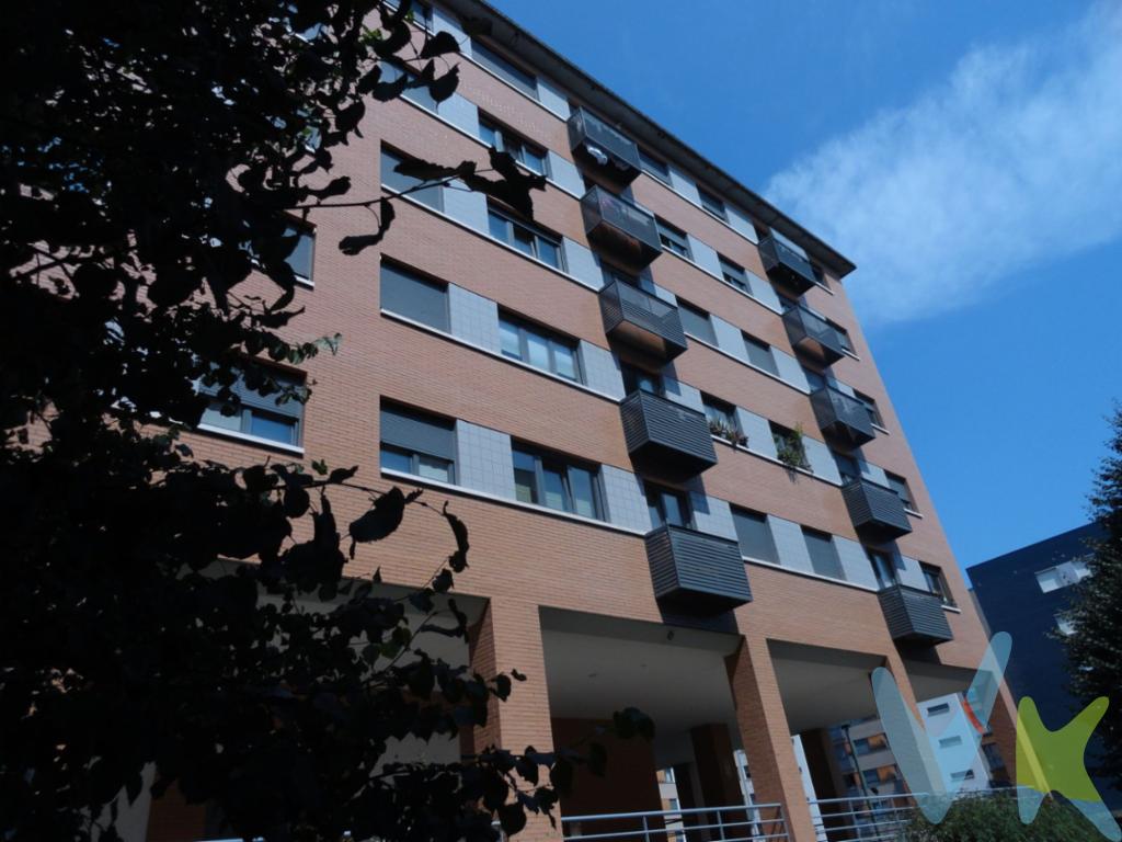 Ponemos a la venta esta preciosa vivienda en Montevil. El piso todo exterior tiene sus vistas hacia zonas verdes, peatonales y cuenta con una zona de juegos privada del edificio.  El piso esta distribuido en dos dormitorios, salón comedor, cocina y baño, también dispone de TRASTERO y PLAZA DE GARAJE. Calefacción de gas ciudad, tendero de ropa en la fachada, sin barreras arquitectónicas. En el precio no está incluido el Impuesto de Transmisiones Patrimoniales, ni los gastos de notaría y registro. 