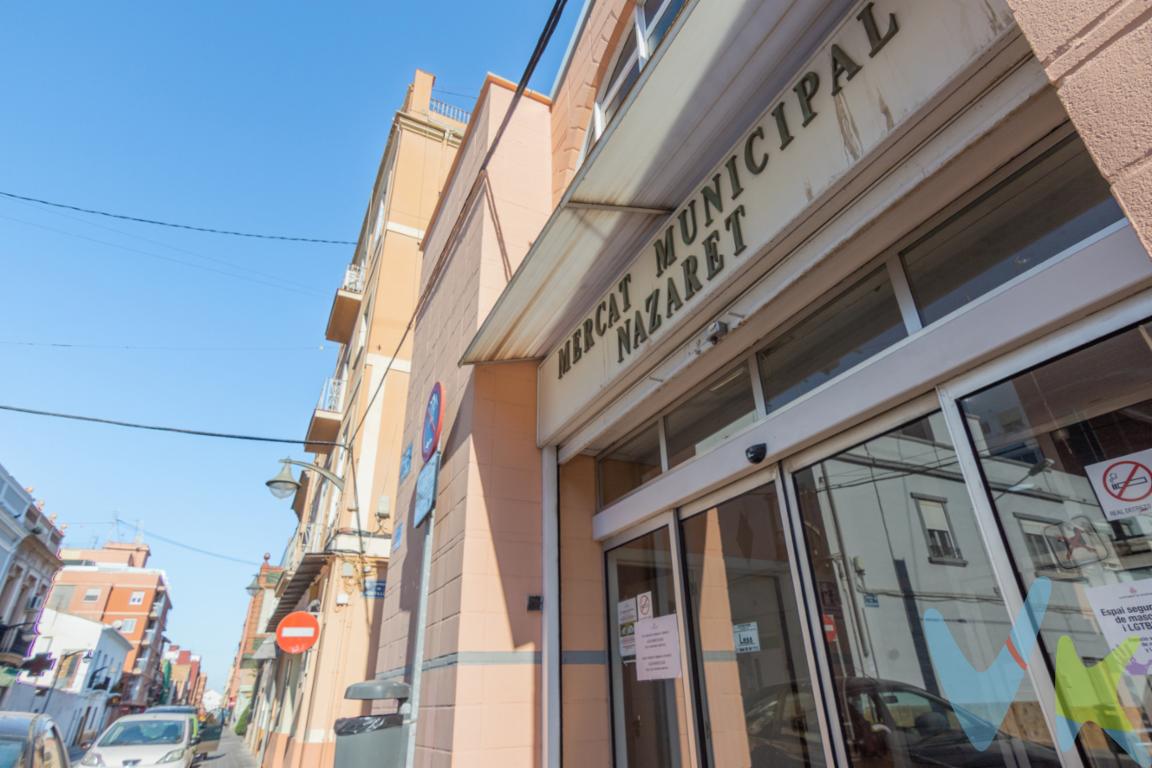  Presentamos una excepcional oportunidad de adquirir este piso en una de las zonas más atractivas de Valencia, concretamente en Poblats Marítims - Nazaret. La vivienda para reformar, consta de tres habitaciones, perfectas para acomodar a una familia o para utilizarlas como despacho, sala de hobbies o gimnasio personal, adaptándose así a las necesidades de sus futuros propietarios. Con 55 metros cuadrados útiles y la superficie construida total, que asciende a 60 metros cuadrados, una distribución bien aprovechada debido a que no tiene casi pasillos.Ubicado en la cuarta planta de un edificio construido en el año 1960 sin ascensor, con posibilidad de instalarlo, ya que hay hueco para ello. La fachada está recién pintada.En cuanto a la conectividad, el transporte público está a tan solo unos pasos de distancia, con el metro y varias líneas de autobuses que facilitan el acceso al centro de Valencia y otras áreas de interés en cuestión de minutos. Esta cercanía ofrece la posibilidad de disfrutar de todo lo que la ciudad tiene para ofrecer, mientras se vive en una comunidad serena, lejos del bullicio del centro urbano.Poblats Marítims - Natzaret es conocida por su encanto marítimo, sus vibrantes mercados locales y una amplia oferta gastronómica, lo que convierte a esta ubicación en un lugar excepcional para vivir. Las playas cercanas y la brisa del mar Mediterráneo brindan una calidad de vida inigualable, invitando a los residentes a disfrutar de largas caminatas por la costa o a participar en diversas actividades acuáticas.Este piso, ofrece la oportunidad de personalizar los espacios a su gusto, ya que su precio competitivo permite realizar renovaciones o actualizaciones según sus preferencias. Es el momento perfecto para invertir en esta propiedad, considerando la creciente revalorización de la zona y el interés continuo en el área por parte de compradores nacionales e internacionales.La ubicación de este piso es inmejorable, ubicada en una de las áreas más vivas y comunicadas de Valencia. Disfrute de la cercanía al transporte público, con paradas de bus y de Metro a escasos minutos de la propiedad, lo que facilita el acceso a cualquier punto de la ciudad. Esto hace que sea una opción perfecta para familias, profesionales o cualquier persona que valore una conexión cómoda con el entorno urbano.El barrio de Poblats Marítims - Natzaret es conocido por su ambiente vibrante y diverso, combinando la esencia mediterránea con la modernidad. Aquí, los residentes disfrutan de una amplia gama de servicios, desde comercios cercanos hasta restaurantes, ofreciendo una experiencia de vida que equilibra comodidad y estilo.Este piso ofrece una excelente relación calidad-precio en una de las zonas más cotizadas de Valencia. Es una oportunidad que no puede dejar escapar si desea invertir en un inmueble que no solo satisfaga sus necesidades de espacio y comodidad, sino que también ofrezca un entorno atractivo y lleno de vida.Situado junto a la Ciudad de las Artes y las Ciencias. Y el Bulevar de las Moreras. El Ayuntamiento de Valencia y el puerto han acordado la creación de un Parque de Desembocadura, parecido al de Cabecera de casi 9 hectáreas de extensión. También se está construyendo una zona deportiva de 90.000 metros cuadrados donde el Levante UD va a instalar su nueva ciudad deportiva.Se accede a Nazaret a través de la autovía CV-500 (autovía de El Saler), 7 así como a través del puente de Astilleros desde el barrio de el Grau. Además, el barrio cuenta con cobertura de la nueva línea 10 de tranvía que conecta con el centro de Valencia en 16 minutos, además de las líneas de autobús EMT Línea 4 de y hacia el Ayuntamiento de Valencia, Línea 30 de y hacia el Hospital Clínico de Valencia, Línea 15 Pinedo-Marqués de Sotelo, Línea 95, Puerto de Valencia- Ciudad de las Artes y las Ciencias- Parque de Cabecera y de la Línea 23 Platges- Creu Coberta (23 sólo en verano) y la nocturna Línea N8.Desde el barrio se puede llegar en menos de 5 minutos andando a la Ciudad de las Artes y las Ciencias a través de un puente peatonal y ciclista.La oferta está sujeta a cambios de precio o retirada del mercado sin previo aviso. Este anuncio en su conjunto, incluyendo textos, fotos, imágenes o cualquier otro contenido de este, no es vinculante dado que la información es ofrecida por terceros y puede contener errores. Se muestra a título informativo y no contractual.El precio anunciado NO INCLUYE los impuestos, ni los gastos como, notario, registro de la propiedad, ni los honorarios de la agencia inmobiliaria.Si tienes que vender antes tu vivienda, llámanos y te asesoramos en cómo hacerlo para tener los mínimos gastos posibles y con todas las garantías.Por mandato expreso del propietario, comercializamos este inmueble en exclusiva, lo que le garantiza el acceso a toda la información, a un servicio de calidad, un trato fácil, sencillo y sin interferencias de terceros. Por este motivo, se ruega no molestar al propietario, a los ocupantes de la propiedad o a los vecinos. Muchas gracias por su comprensión.Invitamos a todos los interesados a concertar una visita para descubrir personalmente todas las virtudes de esta maravillosa propiedad. Estamos seguros de que quedará encantado y verá en este piso una excelente inversión para el futuro. No deje pasar la oportunidad de vivir en una zona en pleno auge, con la tranquilidad y comodidad que se merece.Contacte con nosotros para más información y para agendar una visita. Este acogedor hogar está listo para dar la bienvenida a sus nuevos propietarios. ¡No pierda esta oportunidad única de disfrutar de Valencia en su máxima expresión! 