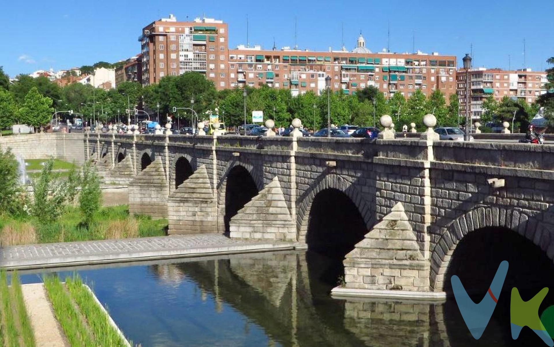 Luminosa vivienda exterior situada en una 5ª planta con ascensor, en Madrid Río. Ideal tanto como residencia habitual como para inversión.

Cuenta con cocina y baño reformados y una distribución cómoda que incluye 3 dormitorios y un luminoso salón con salida a una agradable terraza.

En cuanto a comunicaciones la vivienda está perfectamente conectada mediante transporte público: estaciones de metro de Puerta del Ángel (línea 6) y Príncipe Pío (líneas 6 y 10), además de cercanías (C7 y C10), así como varias líneas de autobús (36, 50, 62, 31, 65, 42). Además cuenta con rápido acceso a la M-30 y a la A-5, facilitando la movilidad dentro y fuera de la ciudad.

Ubicada en una zona estratégica, a escasos metros del Puente de Segovia y junto a Madrid Río, uno de los entornos más valorados de la capital. A tan solo unos minutos a pie de enclaves emblemáticos como el Palacio Real, Plaza Mayor, la Catedral de la Almudena o la Basílica de San Francisco el Grande, disfrutarás de un entorno único que combina historia, zonas verdes y vida urbana. La zona ofrece todos los servicios: supermercados, centros educativos, restauración y comercio de proximidad.

¡Pide tu cita para poder visitarla porque ya tenemos lista de espera!.

Gastos e impuestos no incluidos en el precio publicitado. La agencia actúa en representación y por mandato del vendedor. Las condiciones de la venta establecen que el comprador deberá abonar un importe adicional fijo del 2%, más 21% de IVA, sobre el precio publicitado. La reserva del inmueble sólo se producirá después de que una propuesta de compra haya sido expresamente aceptada por el vendedor.

A título orientativo se informa que en segundas transmisiones el ITP con carácter general en Madrid es del 6%, pudiendo existir otros tipos impositivos atendiendo a las circunstancias personales del comprador u otras circunstancias previstas legalmente. Base imponible del impuesto el mayor valor entre el precio de compraventa, la tasación o el valor de referencia catastral. En cuanto a los gastos de notaría y registro de la propiedad, en su caso, son variables, dependen de aranceles según precio y complejidad, oscilando aprox. entre un 0,2% y un 2%. Si el comprador precisase de hipoteca: tasación, condiciones y costes bancarios serán según entidad elegida por el comprador, así como los gastos de gestoría y cualesquiera otros gastos inherentes a la compraventa que legalmente correspondan a la parte compradora, salvo pacto expreso en contrario con el vendedor. El consumidor tiene, conforme a la normativa vigente, a su disposición información y documentación adicional relativa al inmueble y condiciones de la compraventa, que podrá ser consultada en la sede física de la agencia.