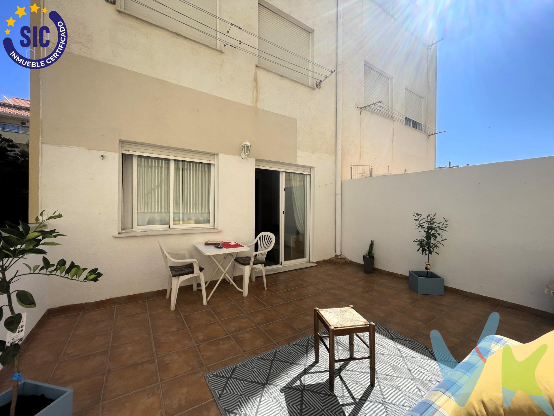 Una oportunidad única en el centro de Oropesa del Mar, ideal tanto para quienes buscan su primera vivienda o un hogar para todo el año, como para quienes desean una segunda residencia junto al mar. . Además, representa una excelente oportunidad para inversores que quieran obtener rentabilidad mediante el alquiler, gracias a la elevada demanda que existe en la población durante todo el año y, especialmente, en la temporada estival. Situada en pleno centro del municipio, esta vivienda te permitirá disfrutar de la comodidad de tener todos los servicios a tu alcance: supermercados, comercios, colegios, restaurantes, centro de salud, transporte público y estación de tren. Todo ello sin renunciar al mar, ya que podrás llegar a la playa dando un agradable paseo de apenas diez minutos. Al entrar en la vivienda descubrirás un hogar amplio, acogedor y preparado para disfrutar desde el primer día. Cuenta con tres dormitorios, un luminoso salón-comedor perfecto para compartir momentos en familia, cocina independiente totalmente equipada y dos baños completos, aportando un extra de comodidad y funcionalidad para el día a día. Pero, sin duda, el gran valor de esta propiedad es su patio privativo, un espacio exclusivo que marca la diferencia. Un rincón donde desayunar al aire libre, organizar comidas con amigos, crear una zona de relax o simplemente disfrutar de la tranquilidad y la privacidad que tan difícil resulta encontrar en una vivienda situada en el centro del pueblo. La vivienda se transmite completamente amueblada, lista para entrar a vivir, e incluye además un práctico trastero. El edificio dispone de ascensor, aportando comodidad y accesibilidad. (*) Cláusula de Transparencia y Desglose de Gastos. En cumplimiento de las obligaciones de información previstas en la Ley 10/2025, de 28 de diciembre, de servicios de atención a la clientela y transparencia, así como en la normativa sectorial vigente, se hace constar que el precio indicado no incluye los gastos e impuestos inherentes a la adquisición, los cuales se desglosan a continuación:. - Impuesto sobre Transmisiones Patrimoniales (ITP): Se aplicará el tipo impositivo vigente en la Comunidad Valenciana, generalmente el 10%, sin perjuicio de tipos reducidos aplicables según las circunstancias personales del comprador o las características del inmueble. El impuesto se devenga sobre el Valor de Referencia Catastral o el precio de venta, aquel que resulte superior. Para una información exhaustiva sobre el funcionamiento, tipos impositivos y bonificaciones del ITP, puede consultar el portal oficial de la Agencia Tributaria autonómica en el siguiente enlace: www.atv.gva.es/es/itpajd. - Gastos de Notaría: Los honorarios notariales se calcularán conforme al arancel oficial regulado en el Anexo I, del Real Decreto 1426/1989, de 17 de noviembre, por el que se aprueba el arancel Notarial. - Gastos de Registro: La inscripción en el Registro de la Propiedad se facturará según el arancel oficial establecido en el Anexo I, del Real Decreto 1427/1989, de 17 de noviembre, por el que se aprueba el arancel de los Registradores de la Propiedad. - Gastos de Gestión: Los honorarios por la tramitación administrativa, liquidación de impuestos e inscripción registral, en el supuesto de ser a cargo de la agencia inmobiliaria, ascienden a 302,50 € (IVA incluido). - Honorarios Agencia del Vendedor: incluidos en el precio publicado. - Honorarios Agencia del Comprador: Se informa que eventualmente podrían existir honorarios profesionales a cargo del adquirente, en aquellos casos en que se hubieran contratado previamente los servicios específicos del encargo de compra y en ningún caso estarán vinculados al precio. 