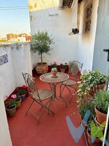 Avda Ausias March- Avda Plata-Valencia. Vivienda totalmente exterior en novena y ultima planta muy luminosa con balcón y espectaculares vistas a la avenida Ausias March. Distribuida en (2)dos dormitorios con armarios, (1)un baño con ducha, cocina independiente junto al salón comedor con amplio mirador a la avenida, vivienda completamente exterior muy alegre y luminosa. Dispone de una terraza-trastero 12mts en la misma planta novena que le ofrece un espacio extra de almacenamiento y confort, dicha terraza con trastero esta fuera de la vivienda y tiene una entrada independiente que se accede desde el rellano de la misma planta. Llámenos para informarse y le podremos ayudar también con la financiación. El precio de venta no incluye gastos e impuestos, como ITP, notaria, registro y gestión inmobiliaria. Agencia Registrada con el Nº 1600 en el Registro Obligatorio de Agentes Inmobiliarios de la Comunitat Valenciana, según el DECRETO 98/2022, de 29 de julio, del Consell, por el que se regula el Registro de Agentes de Intermediación Inmobiliaria de la Comunitat Valenciana. Por mandato expreso del propietario, comercializamos este inmueble en exclusiva compartida, lo que garantiza un servicio de calidad, un trato fácil y personalizado, una gran difusión en nuestras redes compartidas y sin interferencias de terceros. Por este motivo se ruega no molestar al propietario, a los ocupantes de la propiedad, o a los vecinos del edificio. Si usted es agente inmobiliario y tiene un cliente para este inmueble, llámenos y estaremos encantados de colaborar.